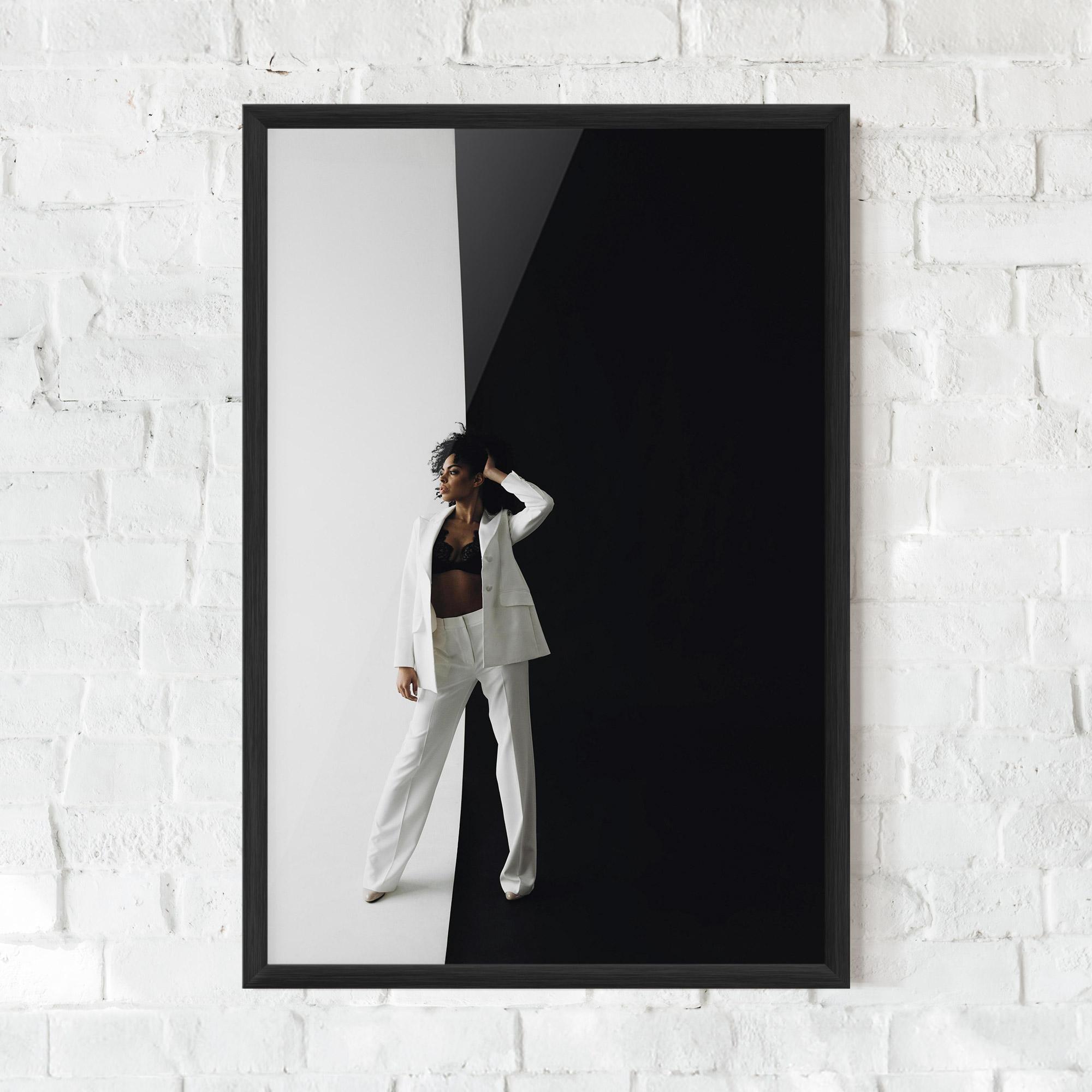 Gerahmte Poster African Girl White Outfit mockup 0