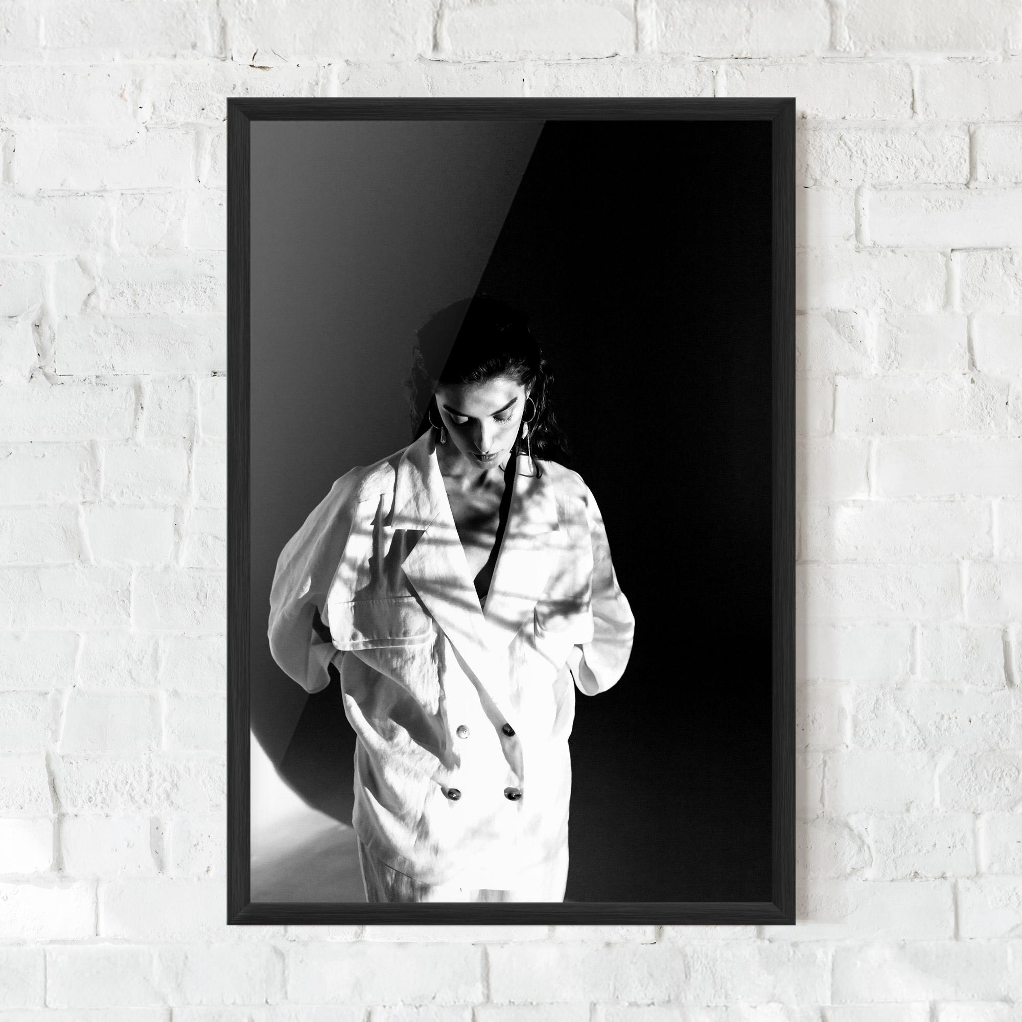 Gerahmte Poster Woman Black Wall mockup 0