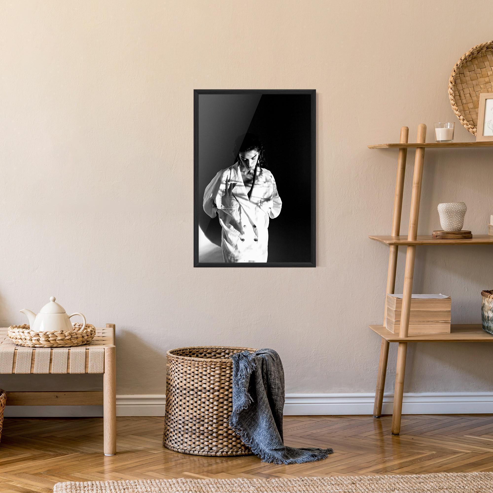 Gerahmte Poster Woman Black Wall mockup 9