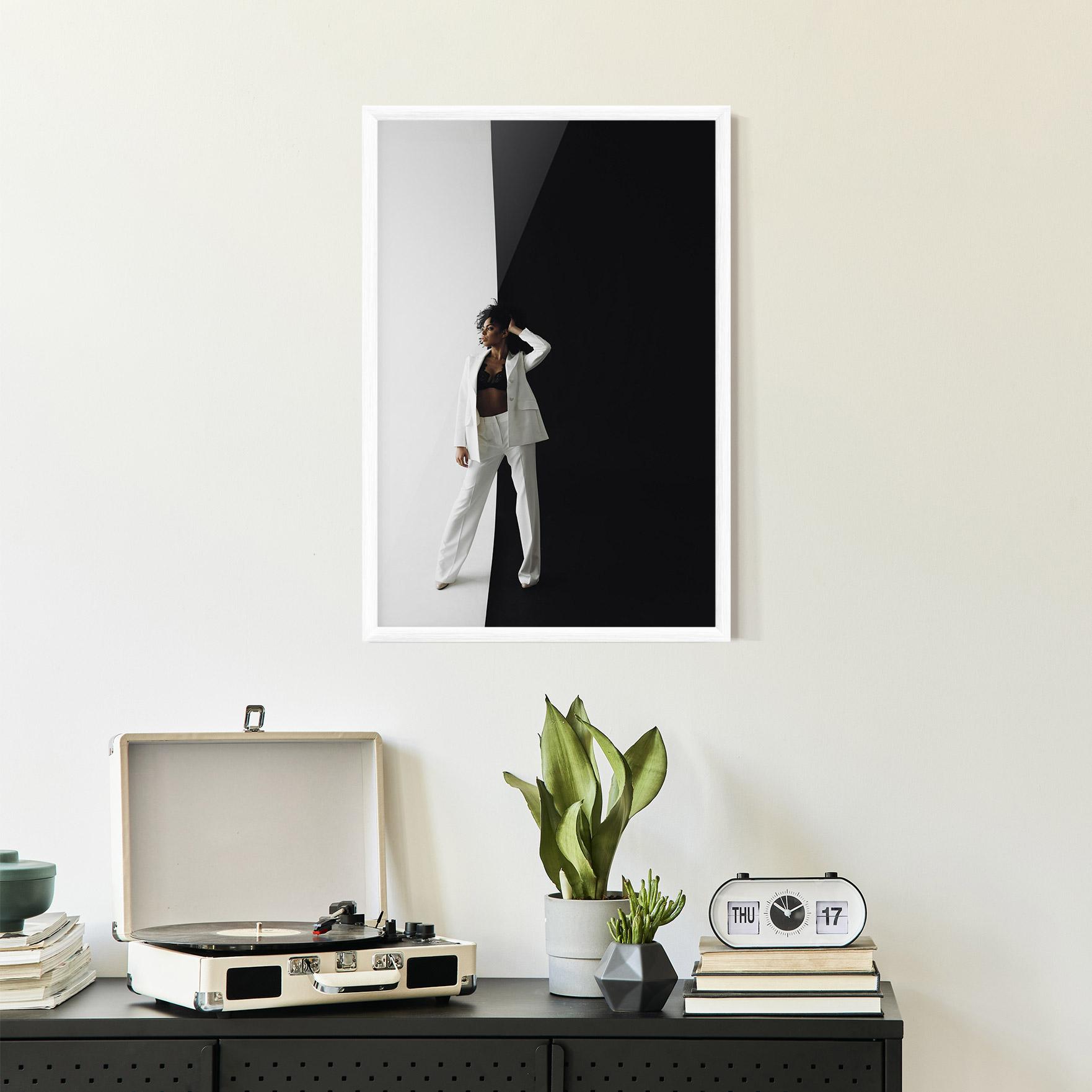 Gerahmte Poster African Girl White Outfit mockup 2