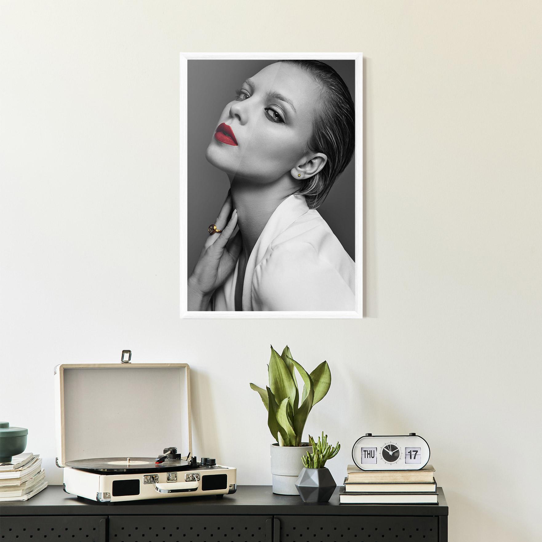 Gerahmte Poster Red Lips White Jacket mockup 2