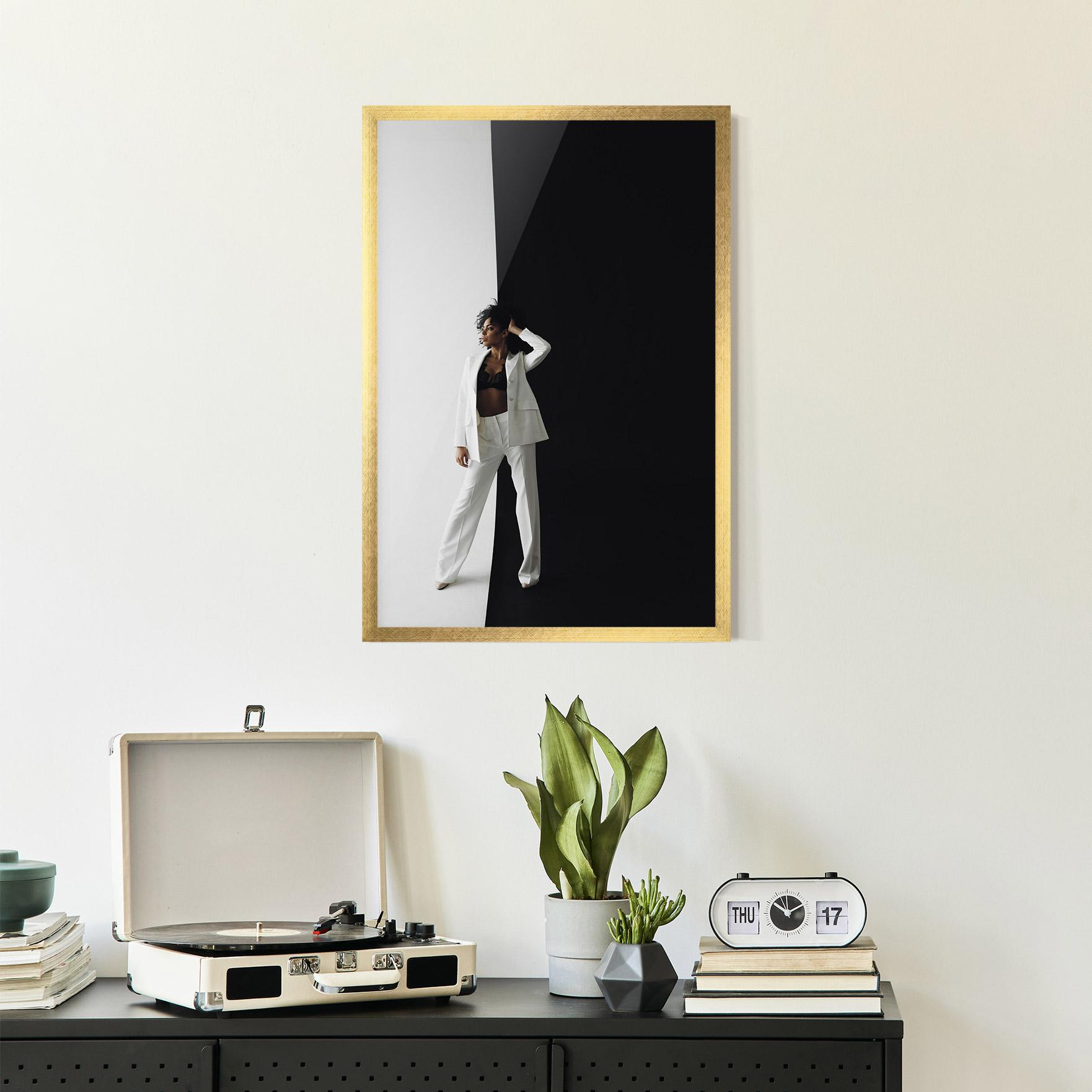 Gerahmte Poster African Girl White Outfit mockup 2