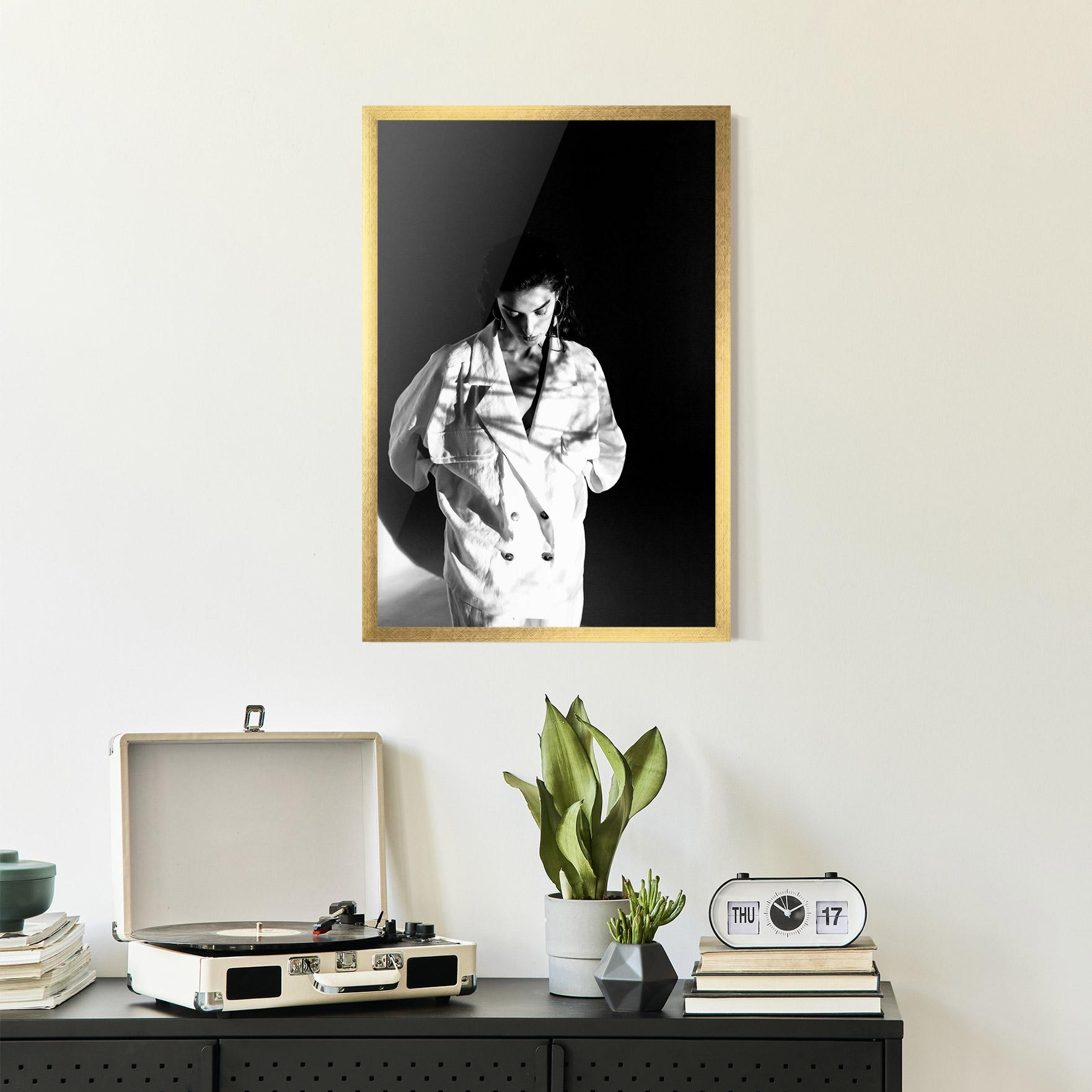 Gerahmte Poster Woman Black Wall mockup 2