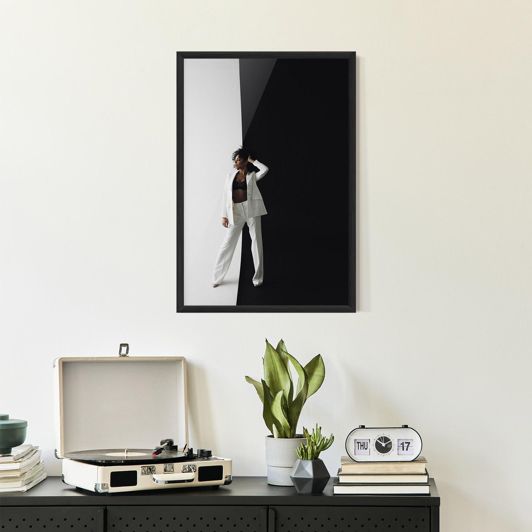 Gerahmte Poster African Girl White Outfit mockup 2