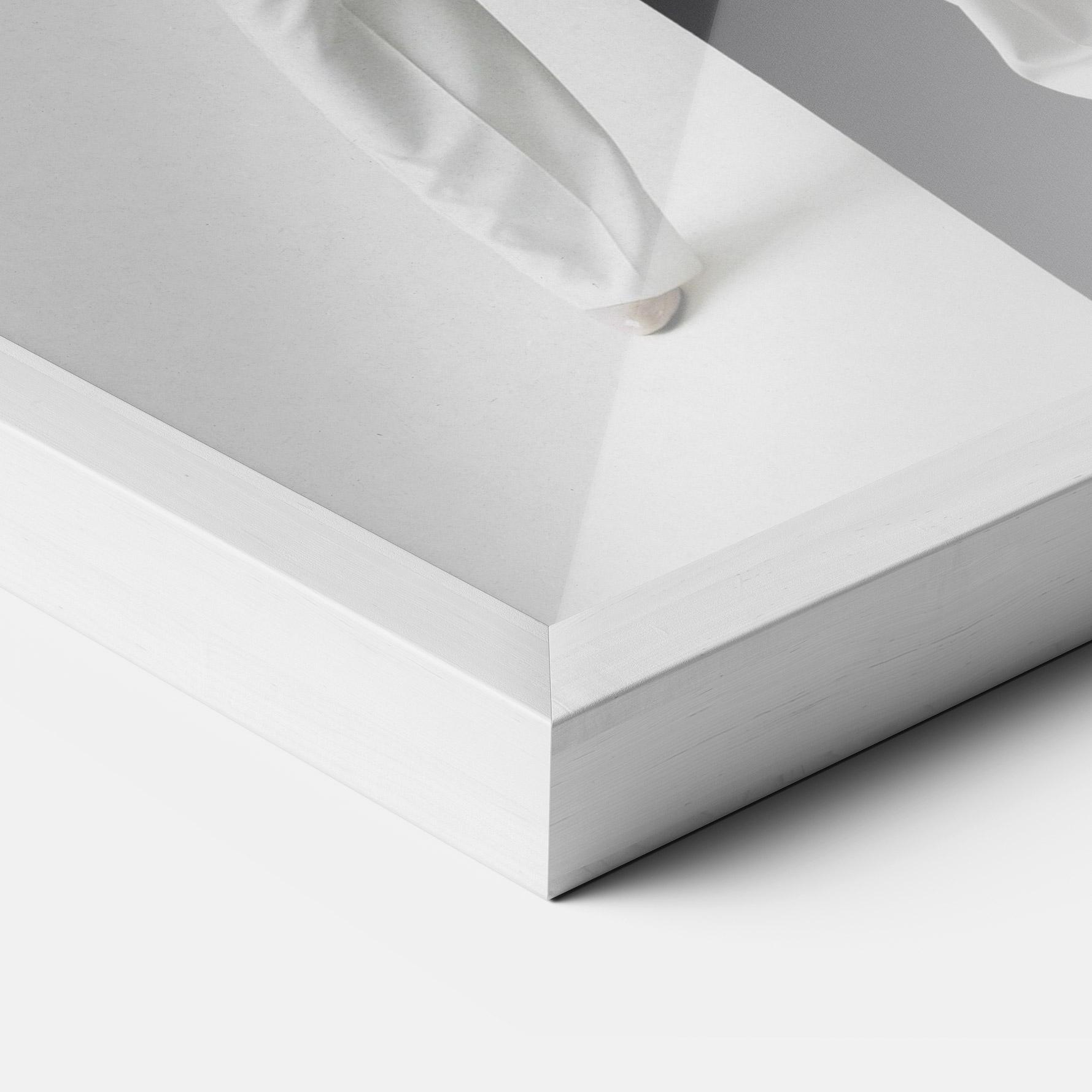 Gerahmte Poster African Girl White Outfit mockup 3