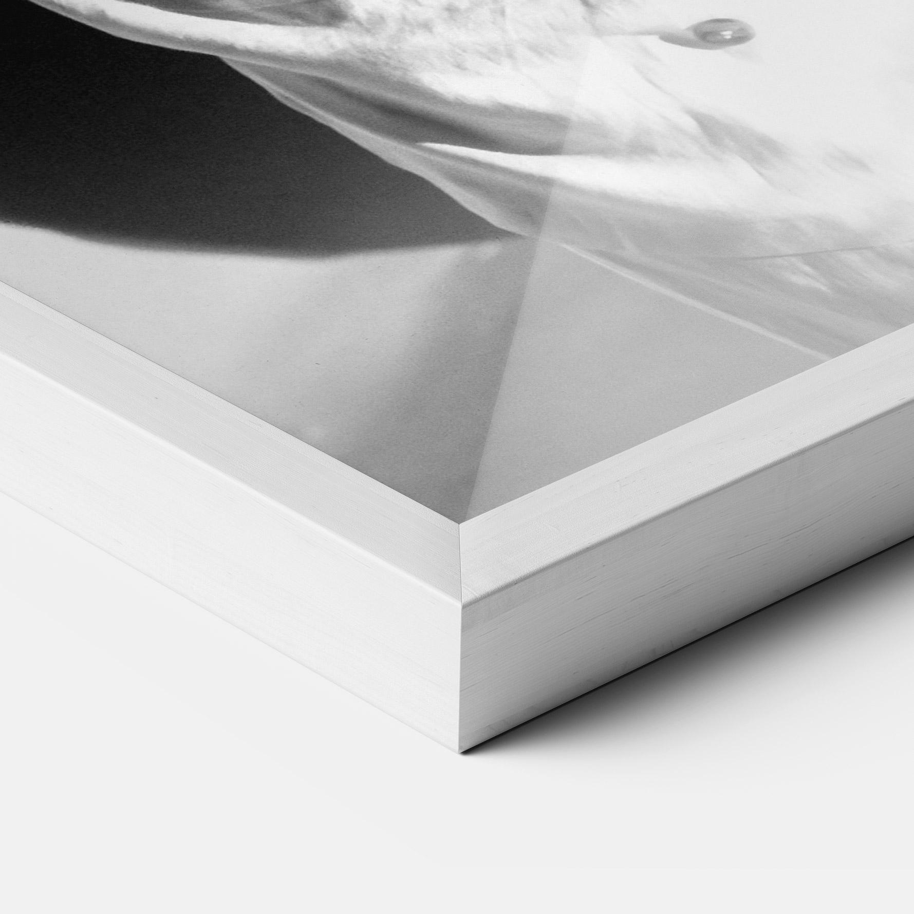 Gerahmte Poster Woman Black Wall mockup 3