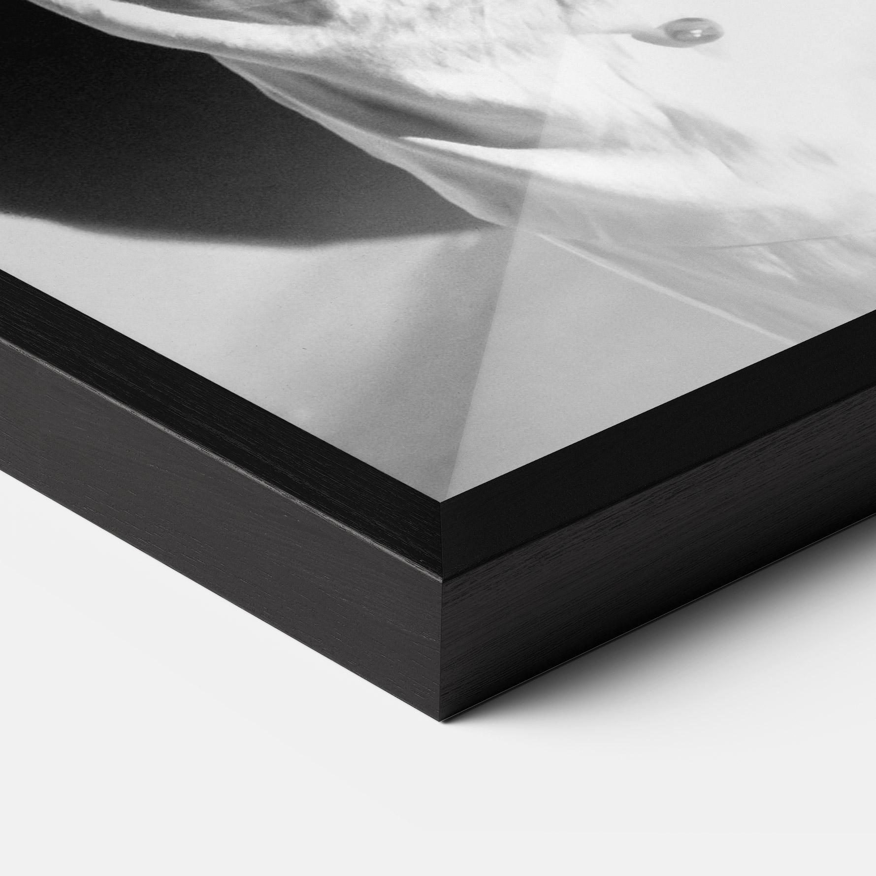 Gerahmte Poster Woman Black Wall mockup 3