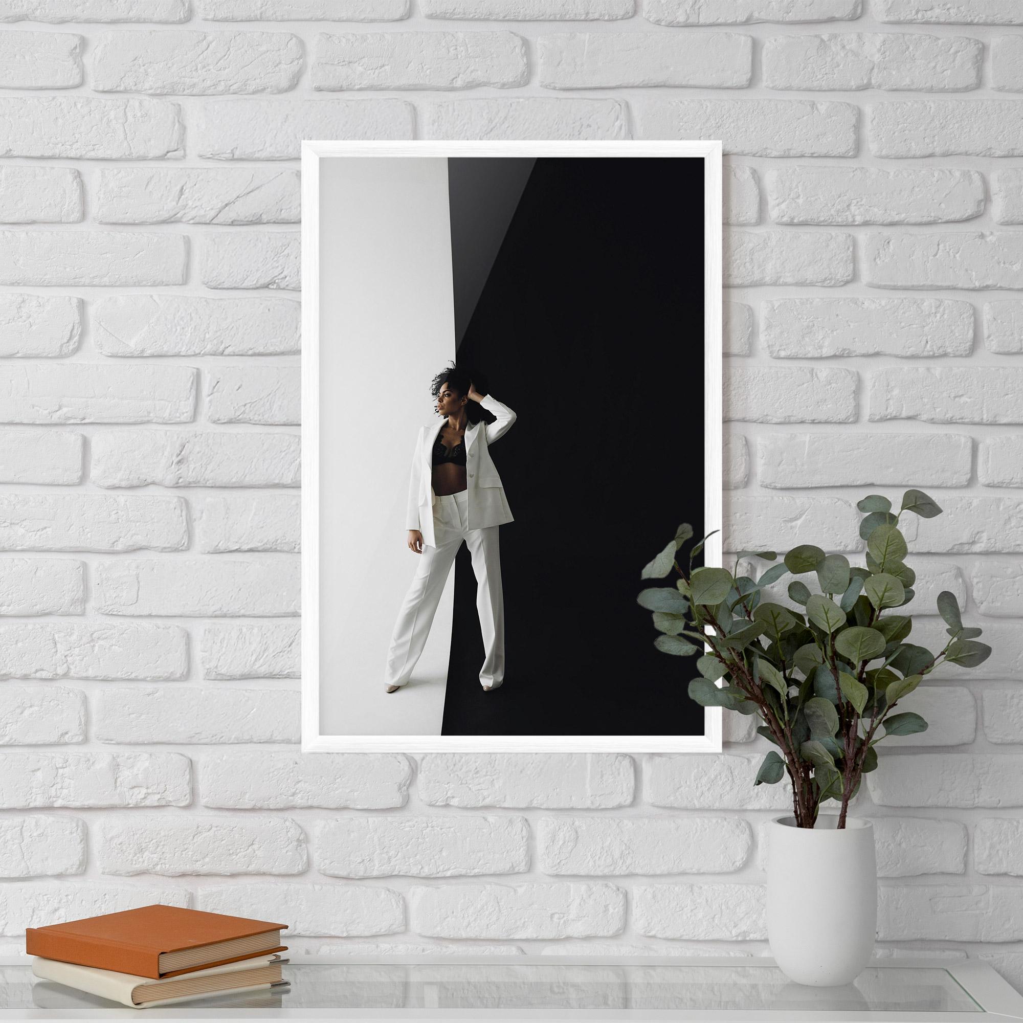 Gerahmte Poster African Girl White Outfit mockup 5