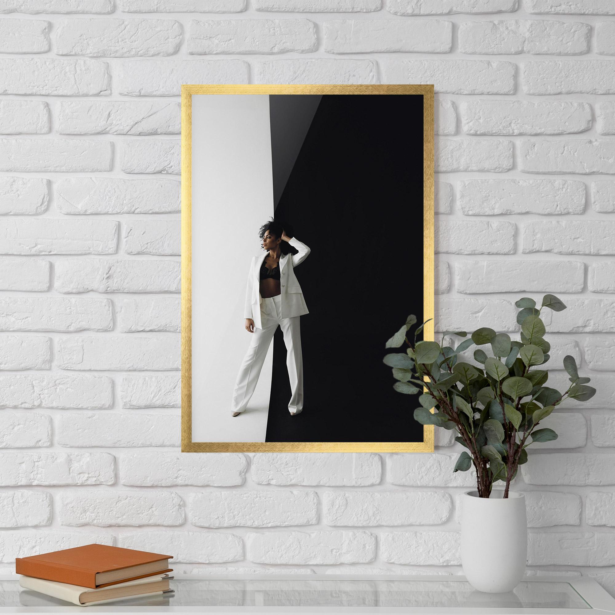 Gerahmte Poster African Girl White Outfit mockup 5