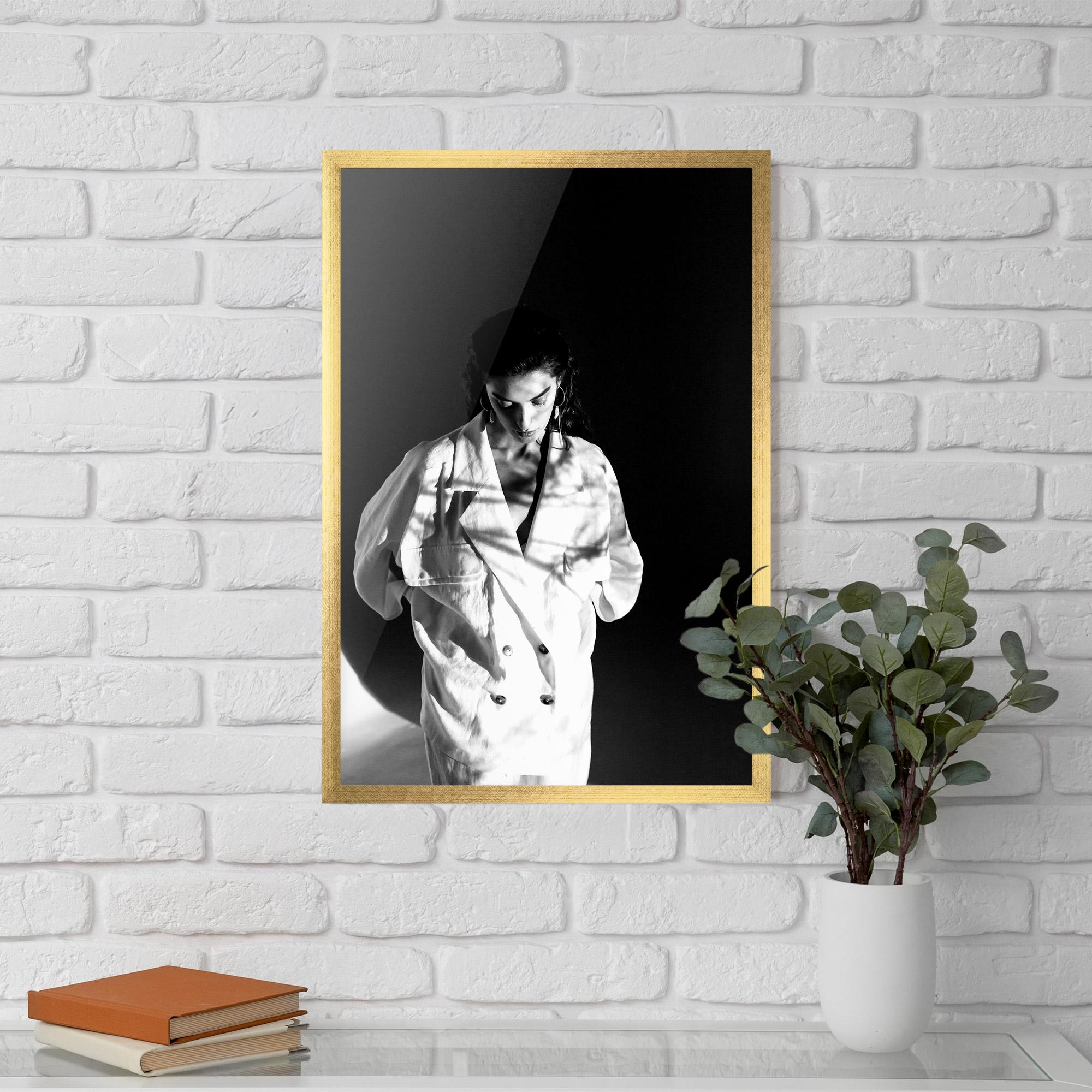 Gerahmte Poster Woman Black Wall mockup 5