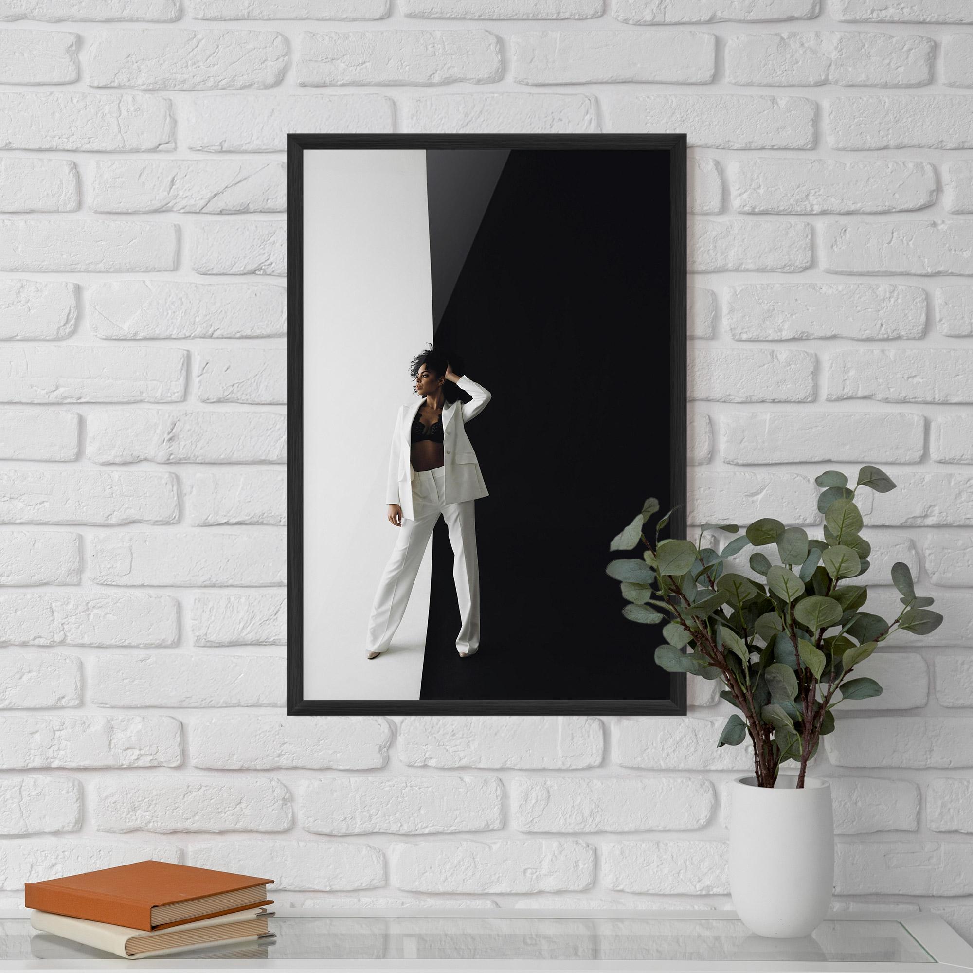 Gerahmte Poster African Girl White Outfit mockup 5