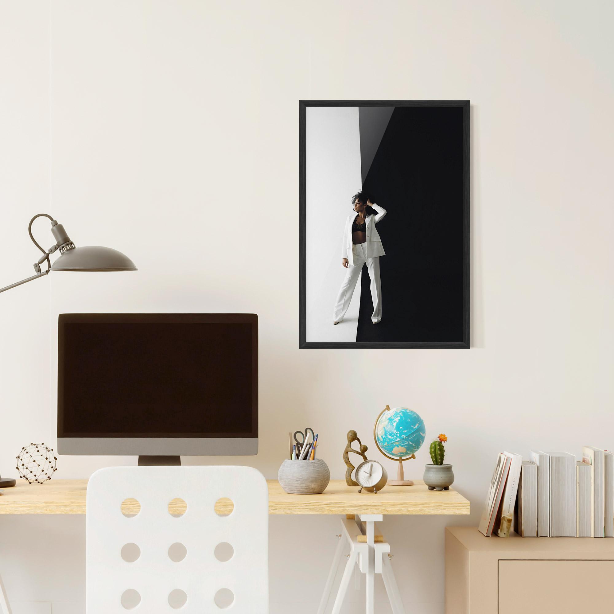 Gerahmte Poster African Girl White Outfit mockup 6