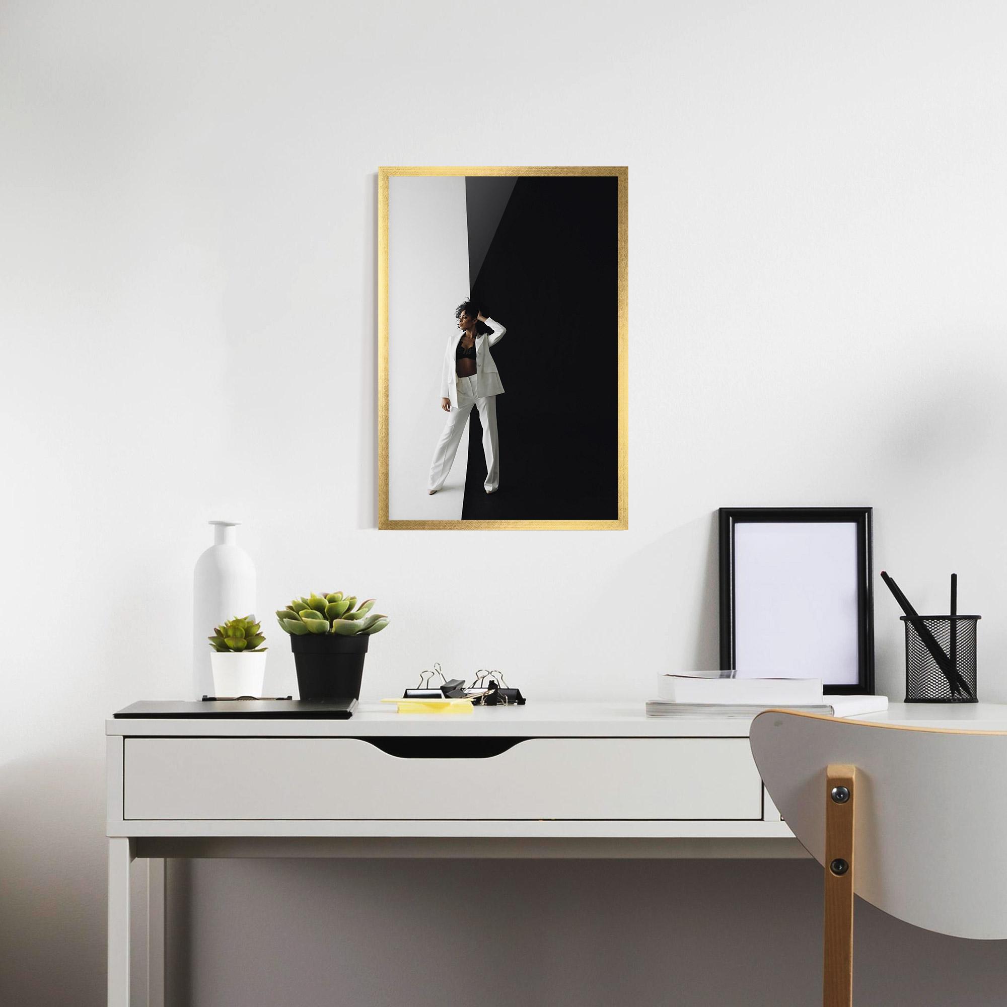 Gerahmte Poster African Girl White Outfit mockup 7