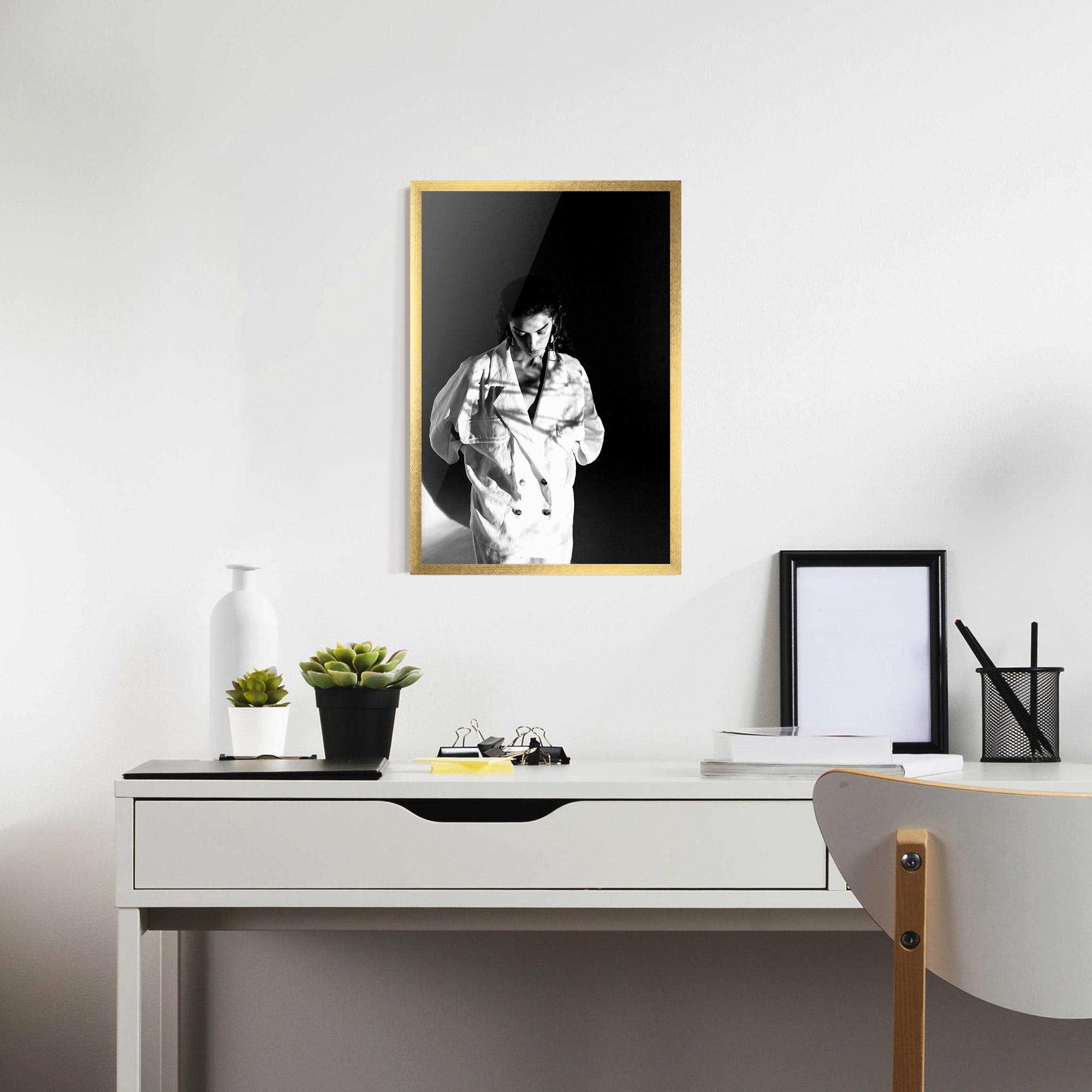 Gerahmte Poster Woman Black Wall mockup 7