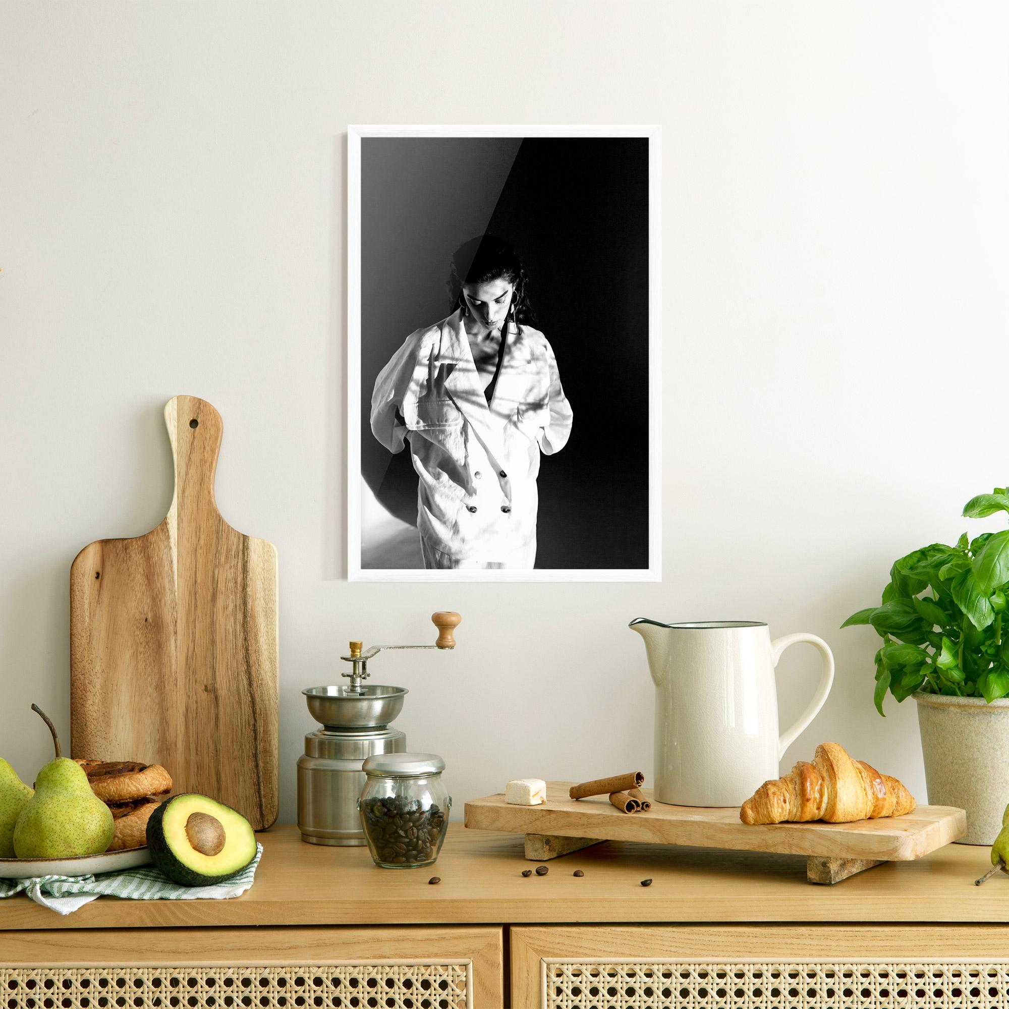 Gerahmte Poster Woman Black Wall mockup 8