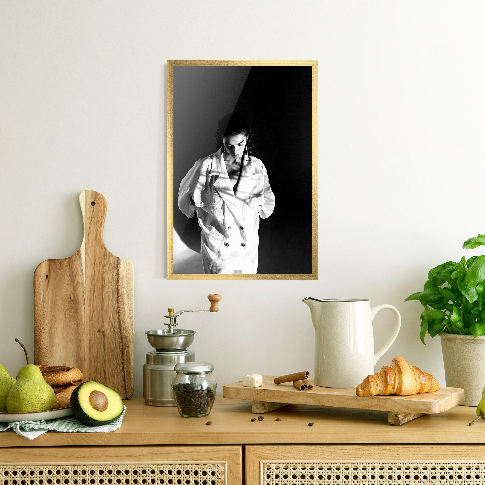 Gerahmte Poster Woman Black Wall mockup 8