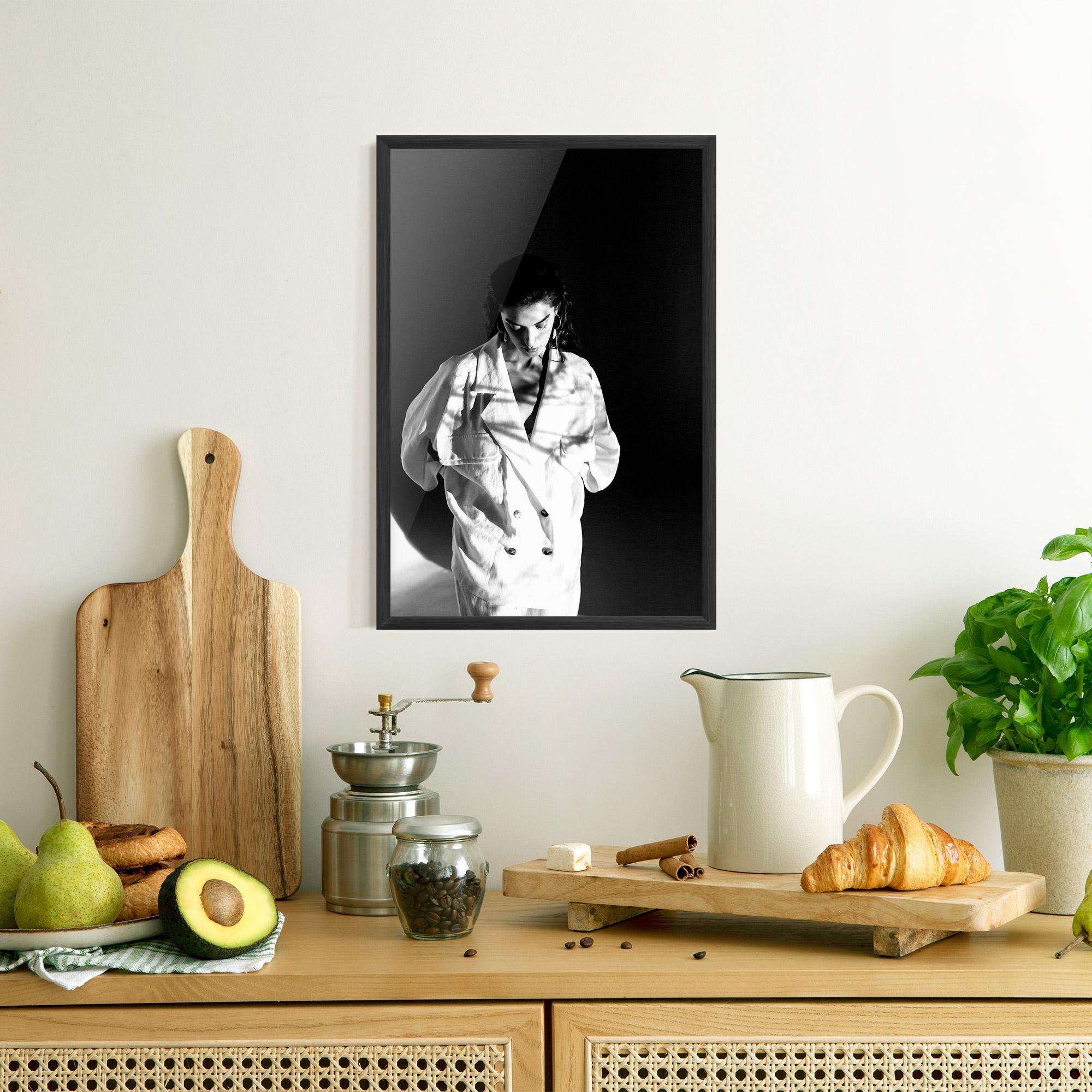 Gerahmte Poster Woman Black Wall mockup 8