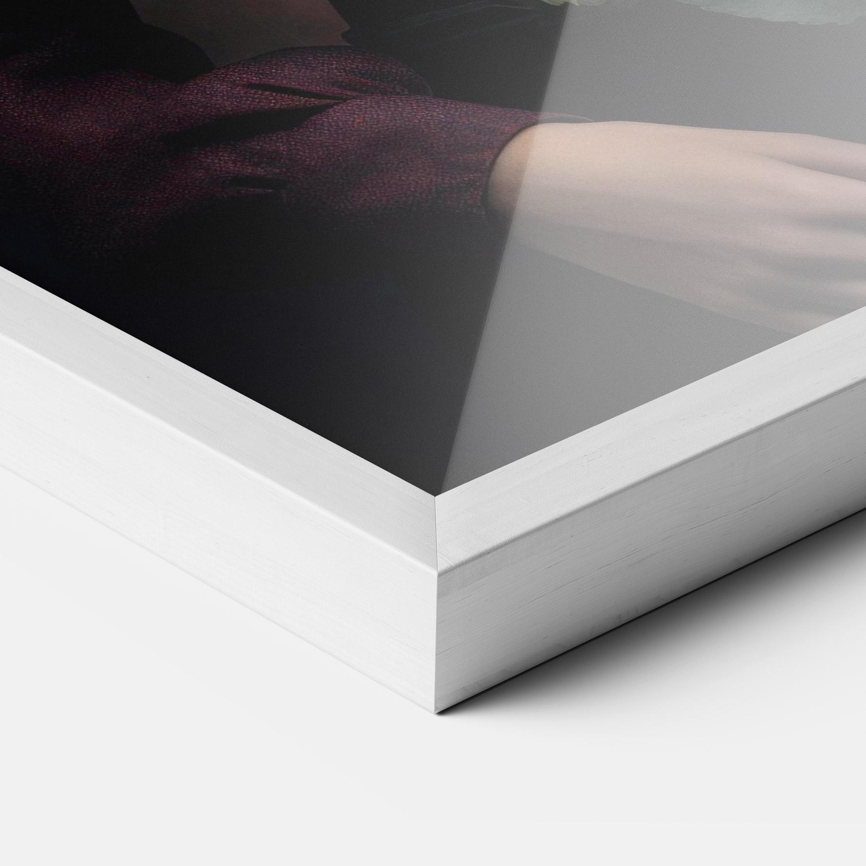 Gerahmte Poster Holding Vintage Rose mockup 3