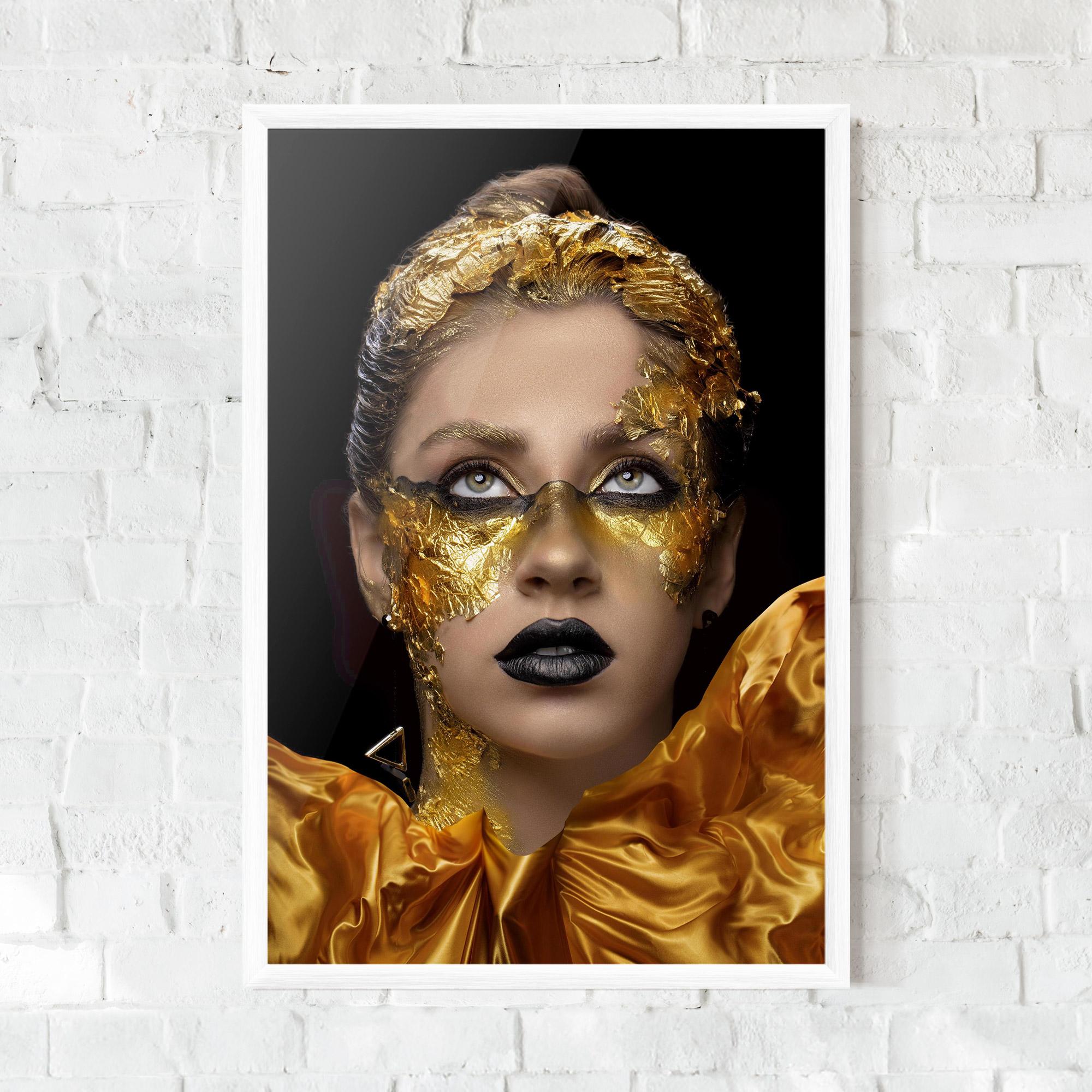 Gerahmte Poster Glamorous Gold Outfit mockup 0