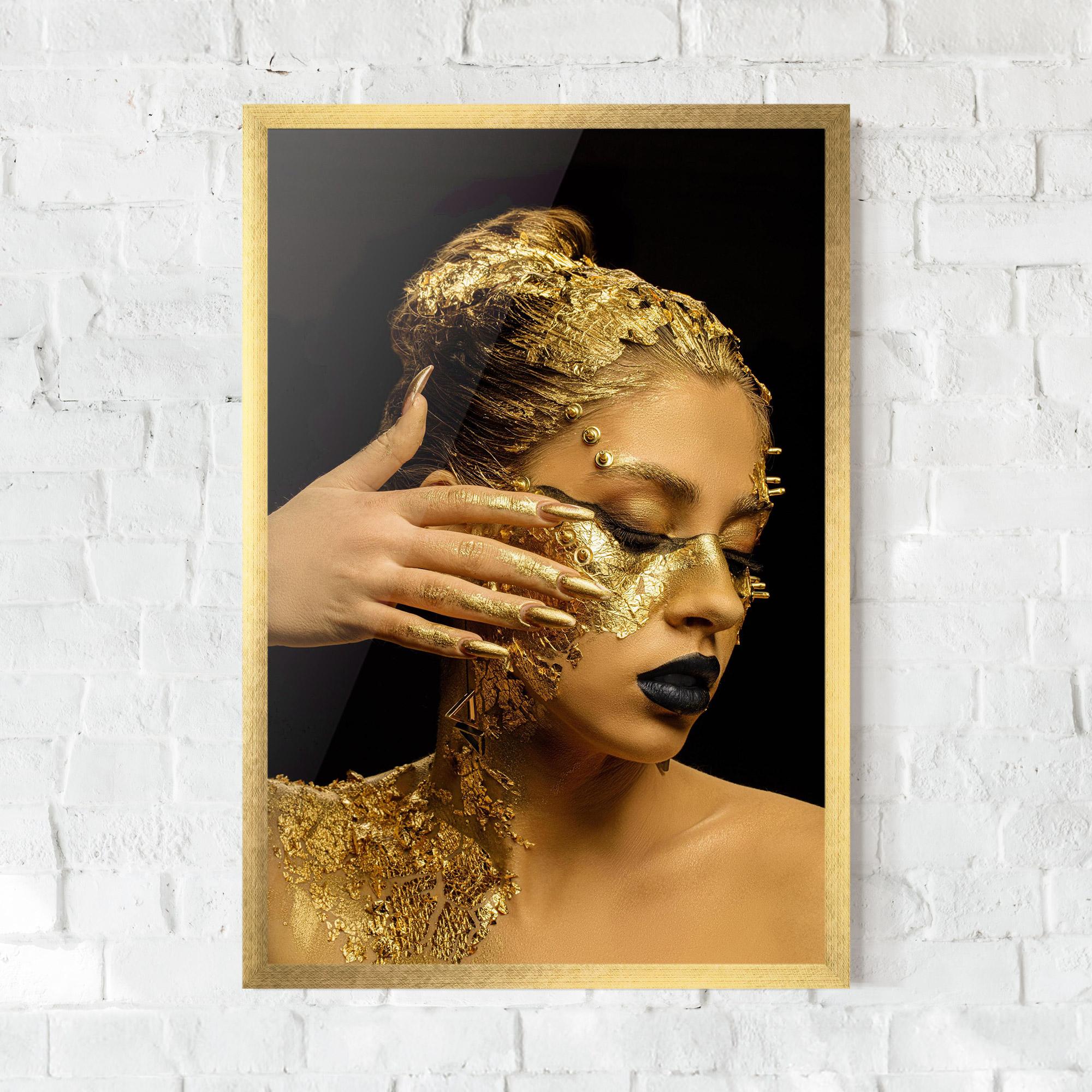 Gerahmte Poster Festive Golden Makeup mockup 0