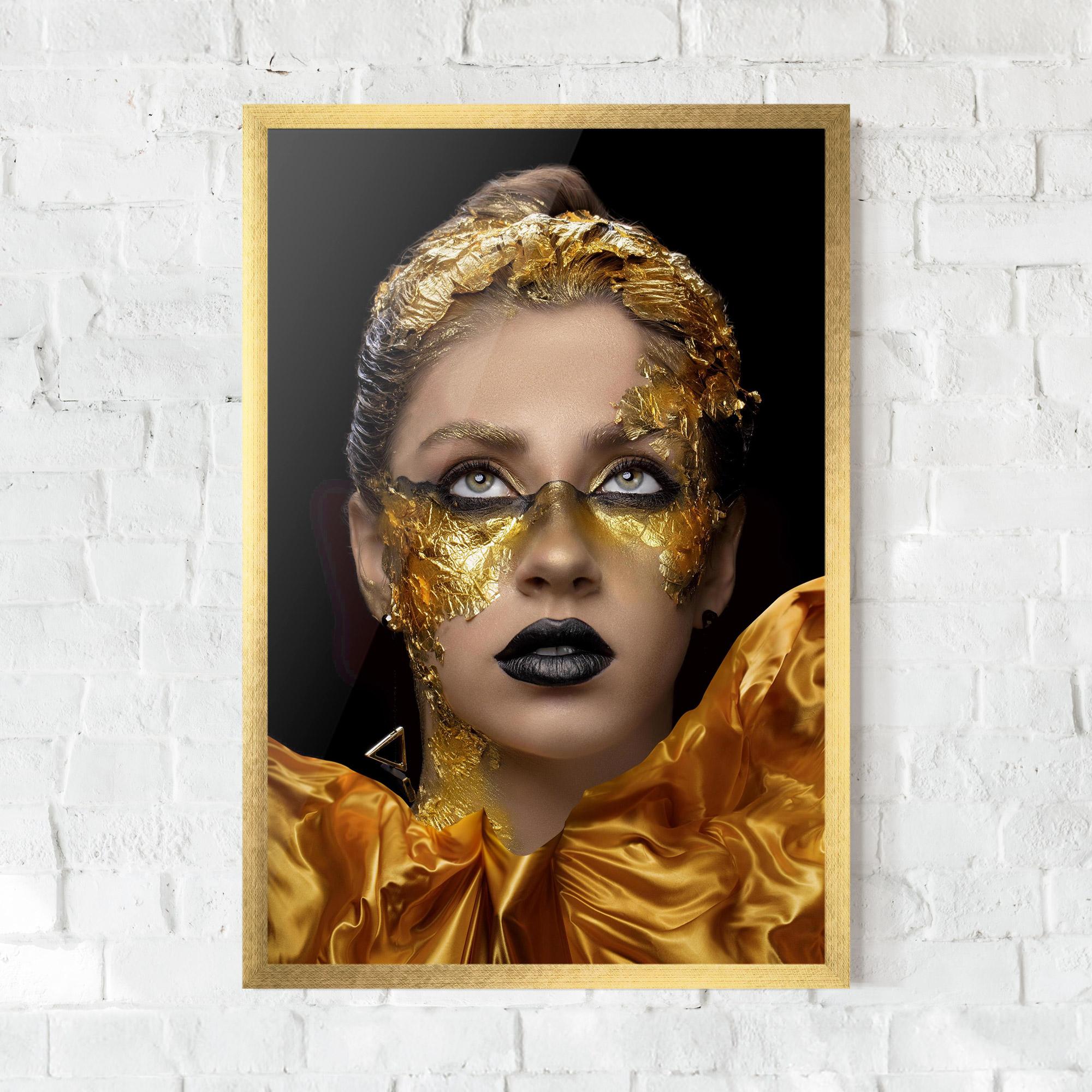 Gerahmte Poster Glamorous Gold Outfit mockup 0