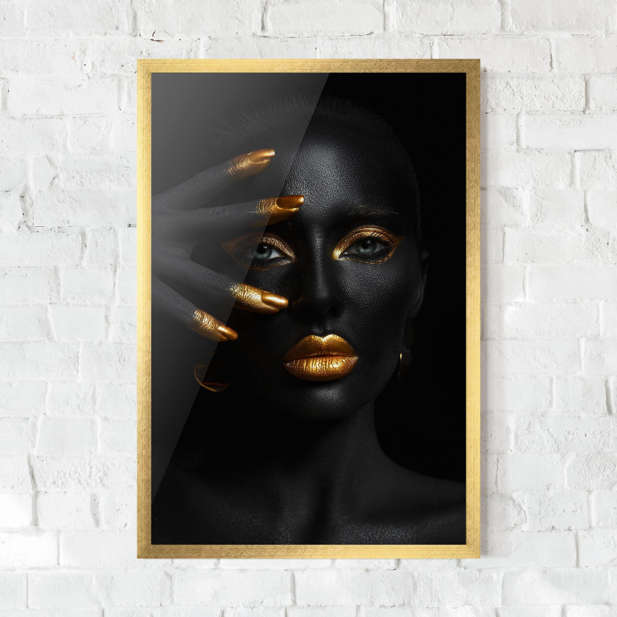 Gerahmte Poster Gold Makeup Nails mockup 0