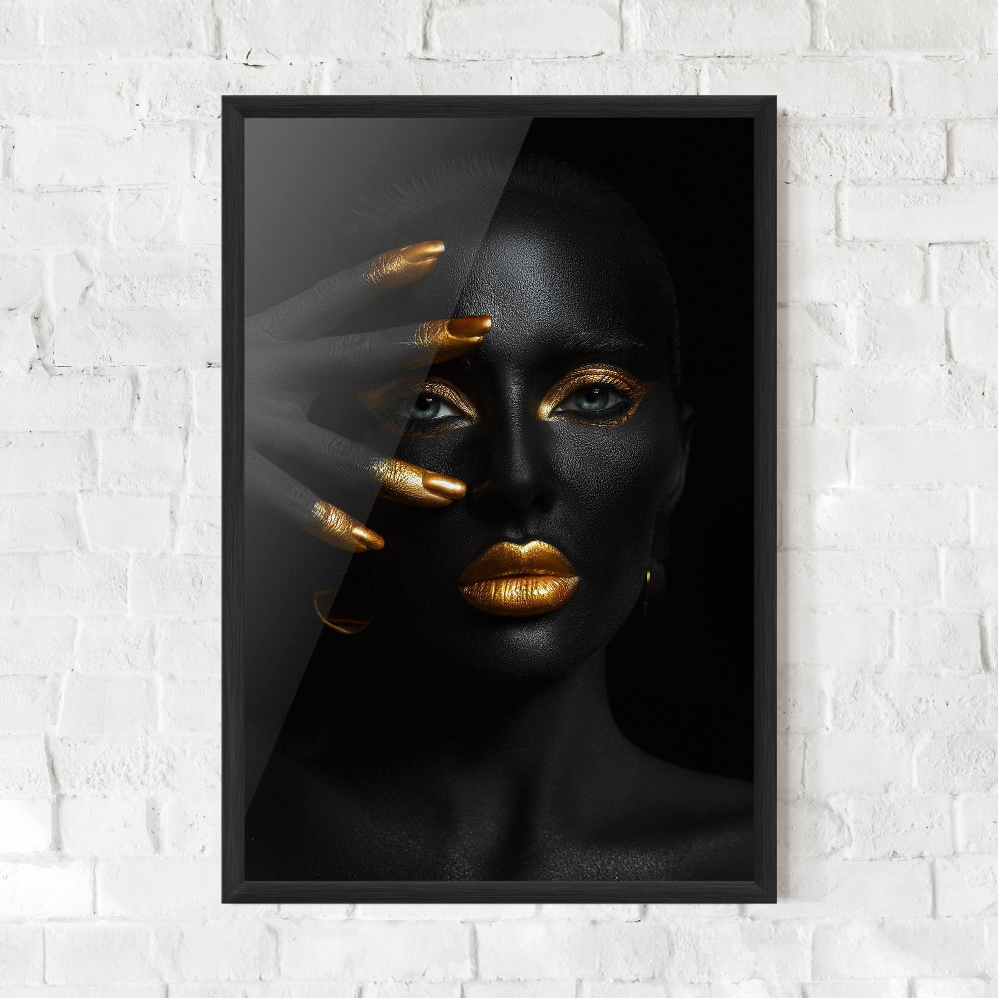 Gerahmte Poster Gold Makeup Nails mockup 0