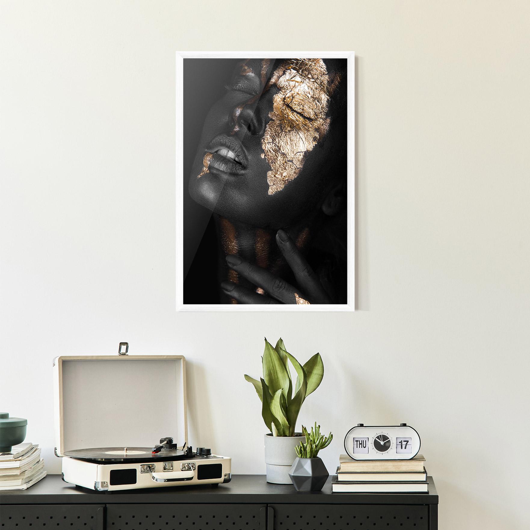 Gerahmte Poster Darkskinned Gold Art mockup 2