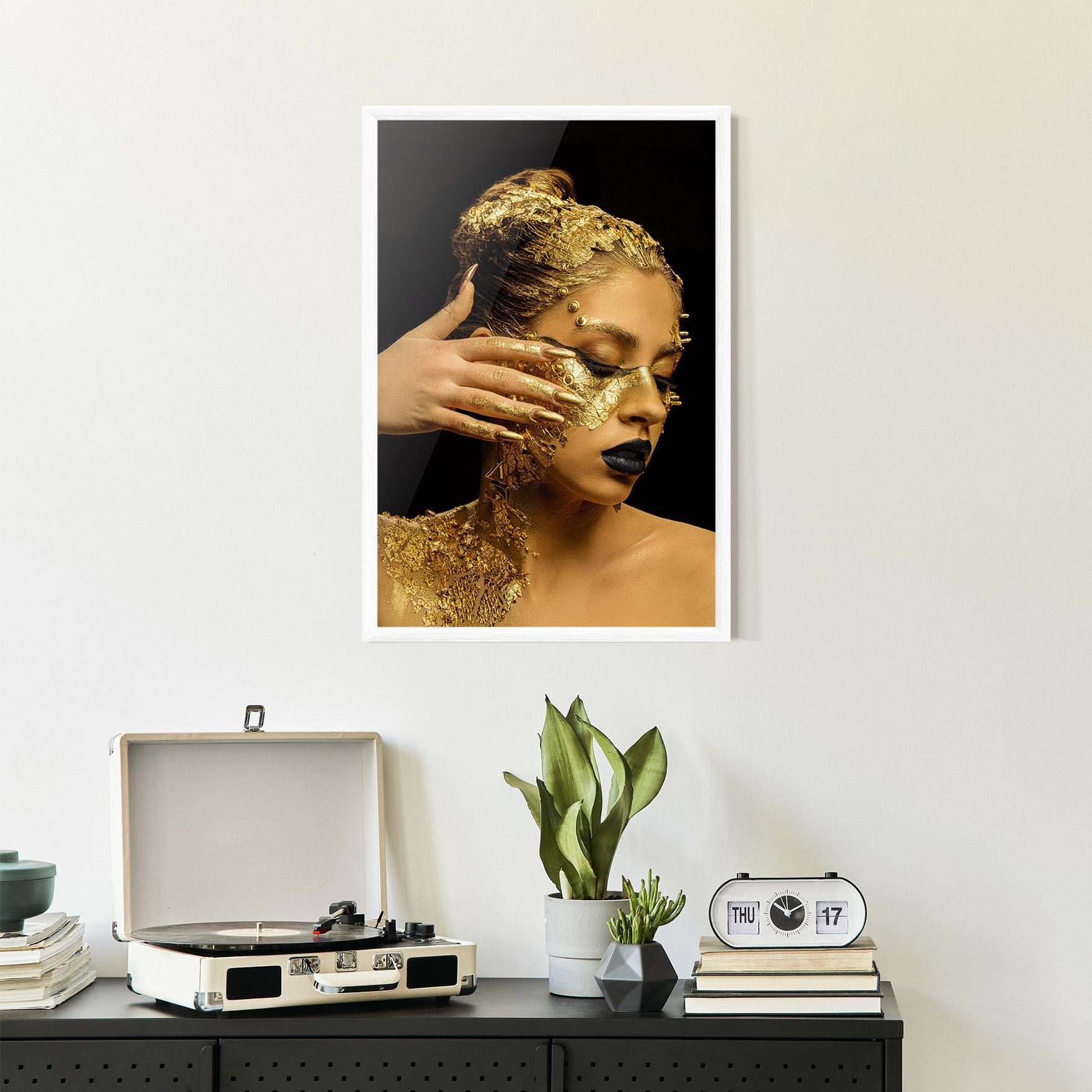 Gerahmte Poster Festive Golden Makeup mockup 2