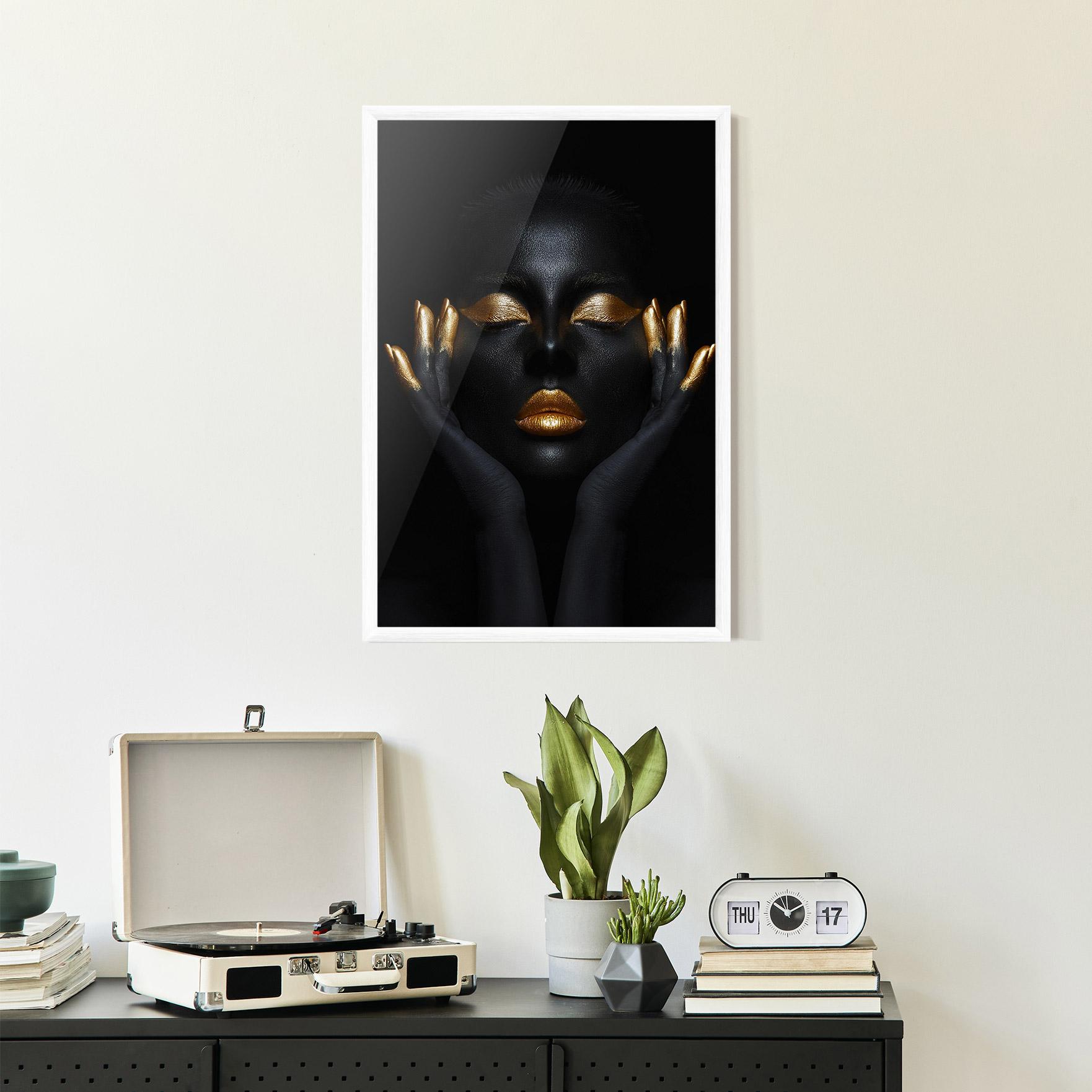 Gerahmte Poster Fingertips Gold Makeup mockup 2