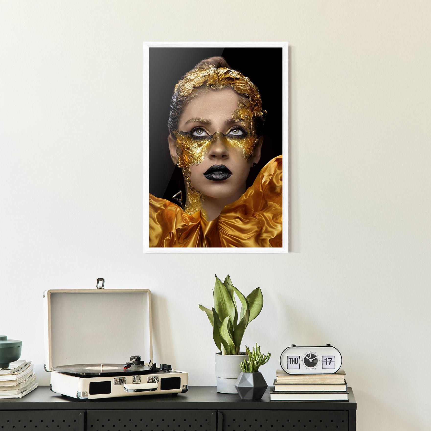 Gerahmte Poster Glamorous Gold Outfit mockup 2