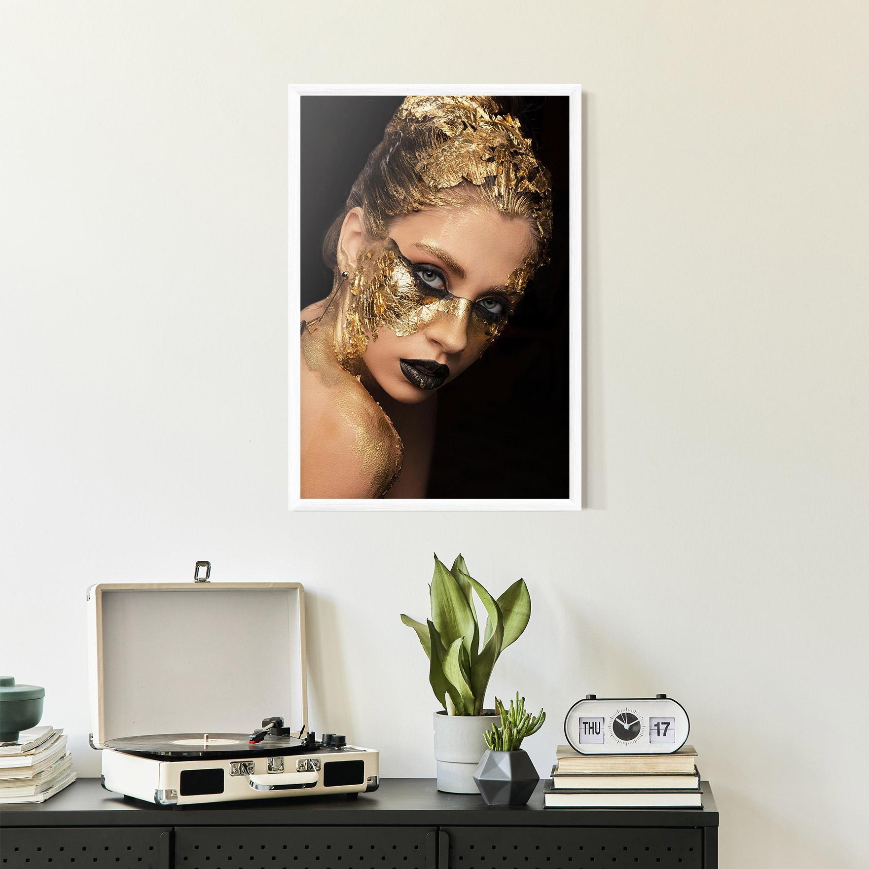 Gerahmte Poster Golden Foil Face mockup 2