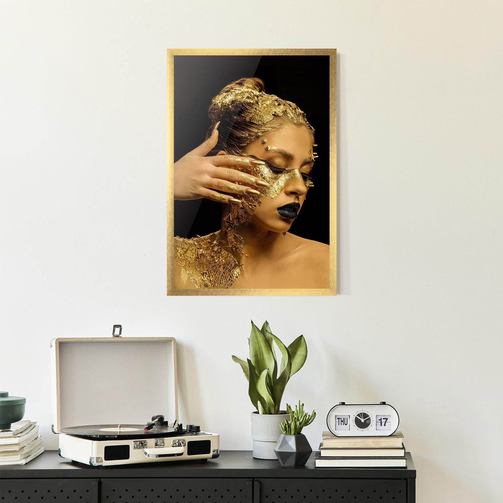 Gerahmte Poster Festive Golden Makeup mockup 2