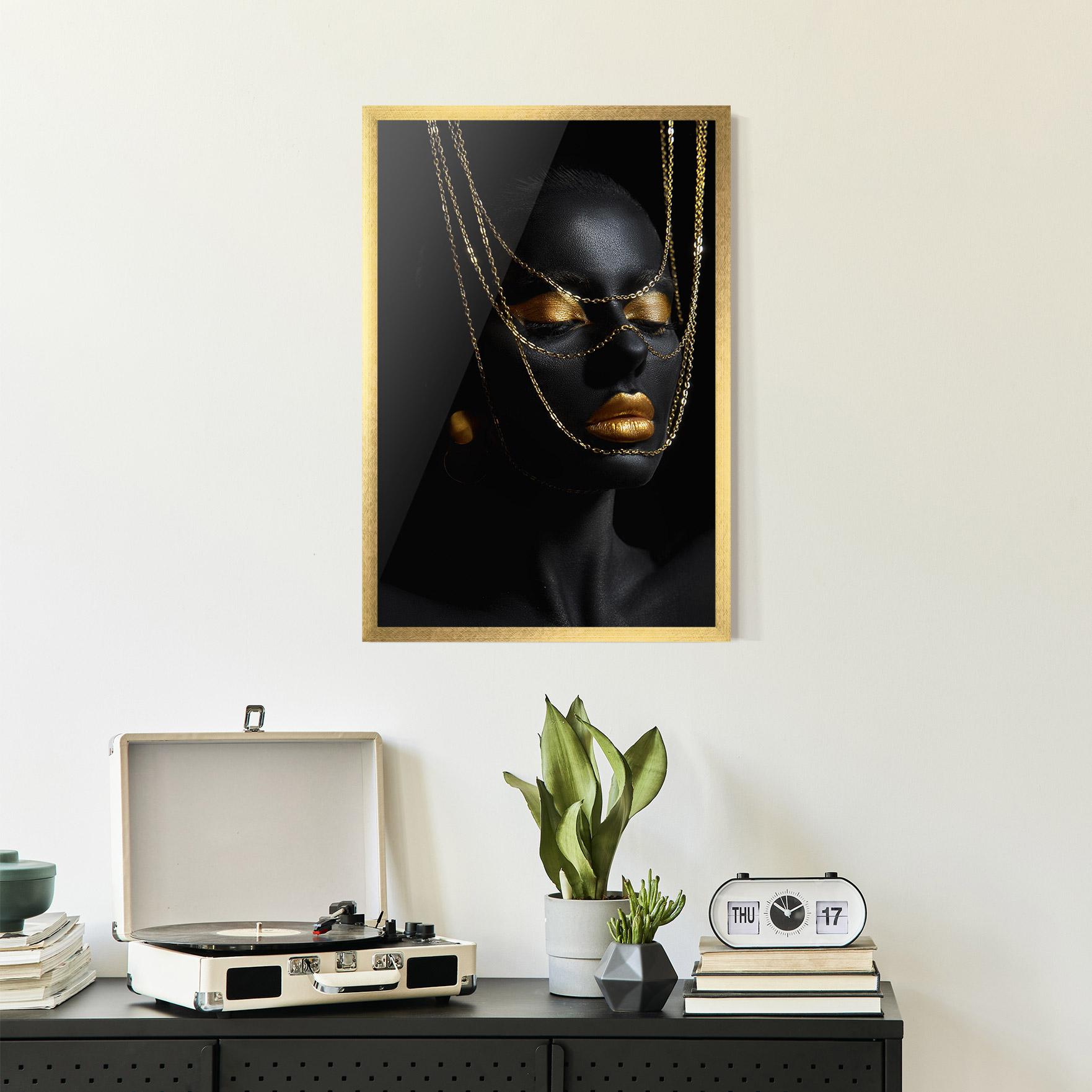 Gerahmte Poster Gold Chain Girl mockup 2