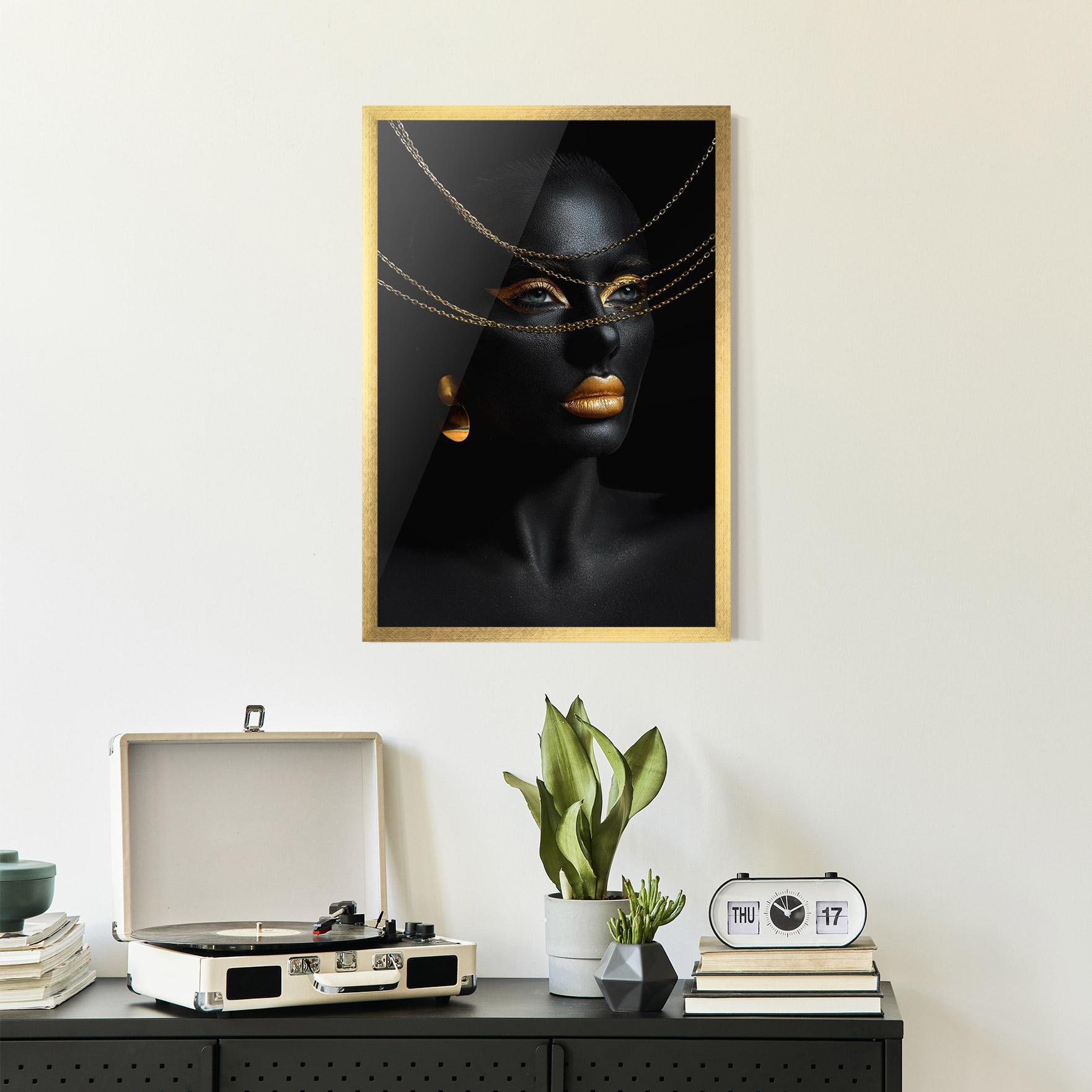 Gerahmte Poster Gold Chain Woman mockup 2