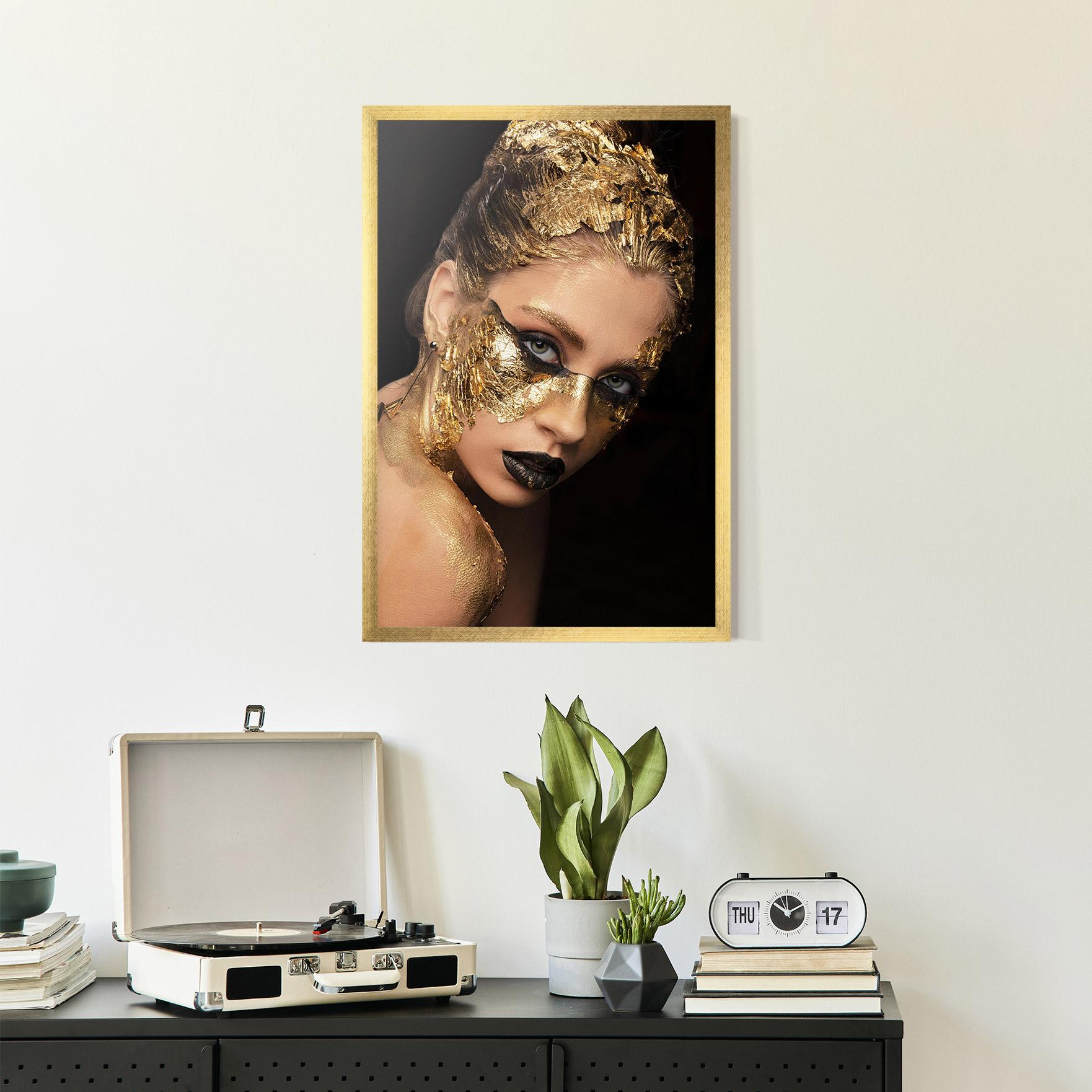 Gerahmte Poster Golden Foil Face mockup 2