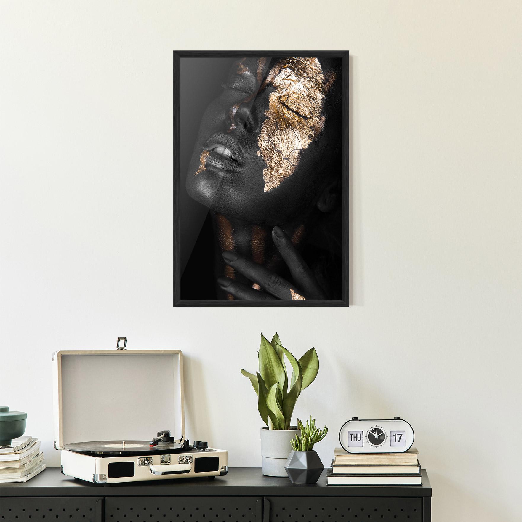 Gerahmte Poster Darkskinned Gold Art mockup 2