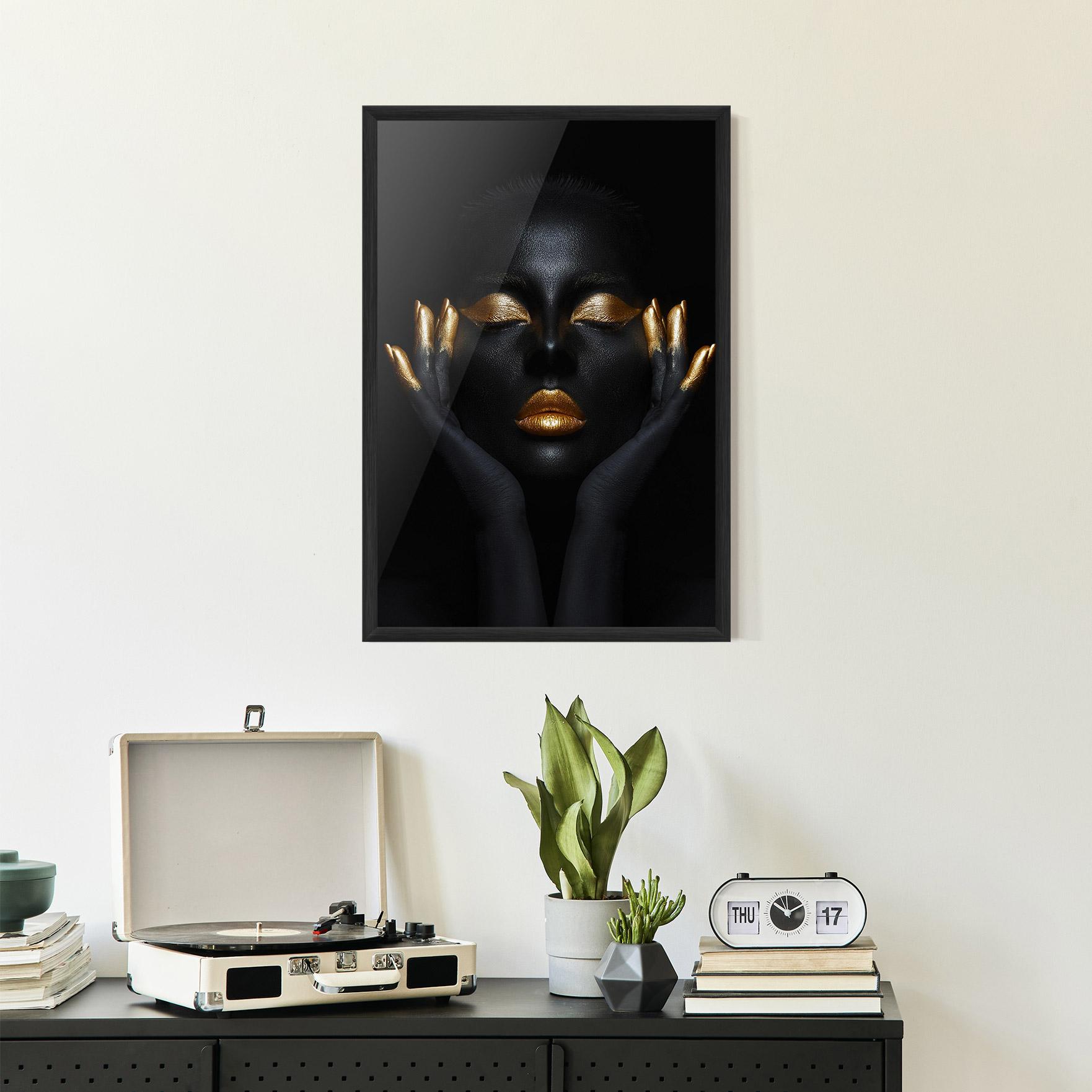 Gerahmte Poster Fingertips Gold Makeup mockup 2