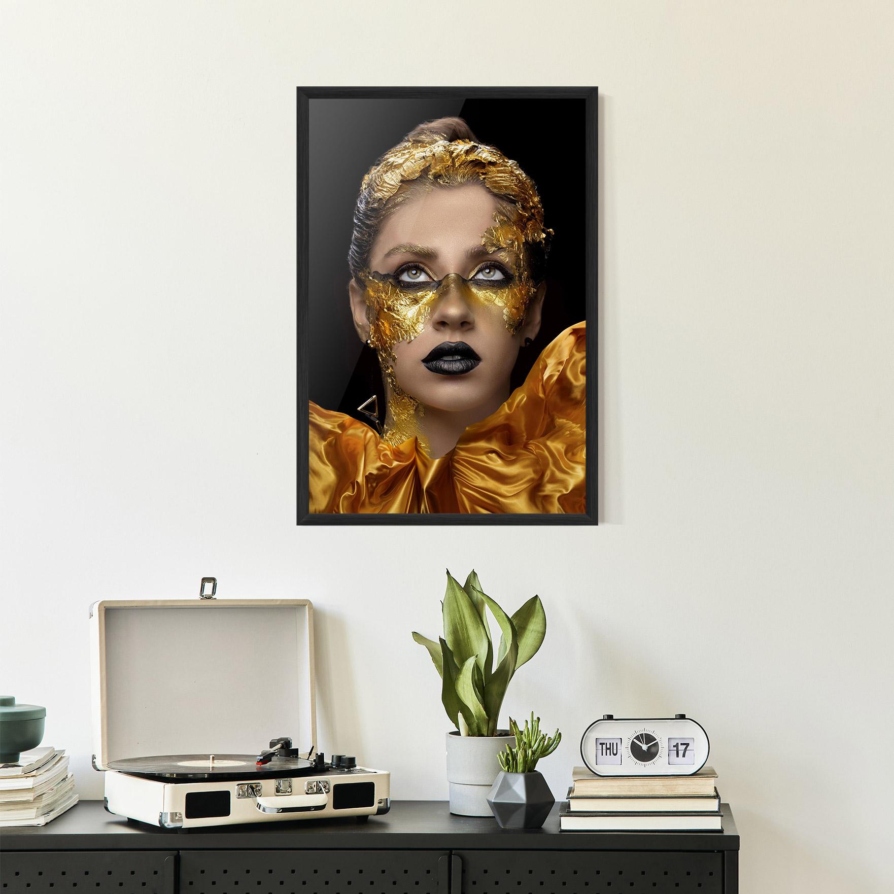 Gerahmte Poster Glamorous Gold Outfit mockup 2