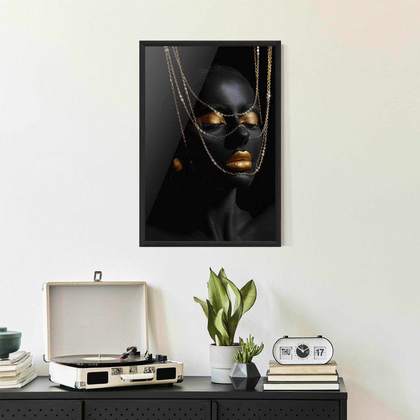 Gerahmte Poster Gold Chain Girl mockup 2