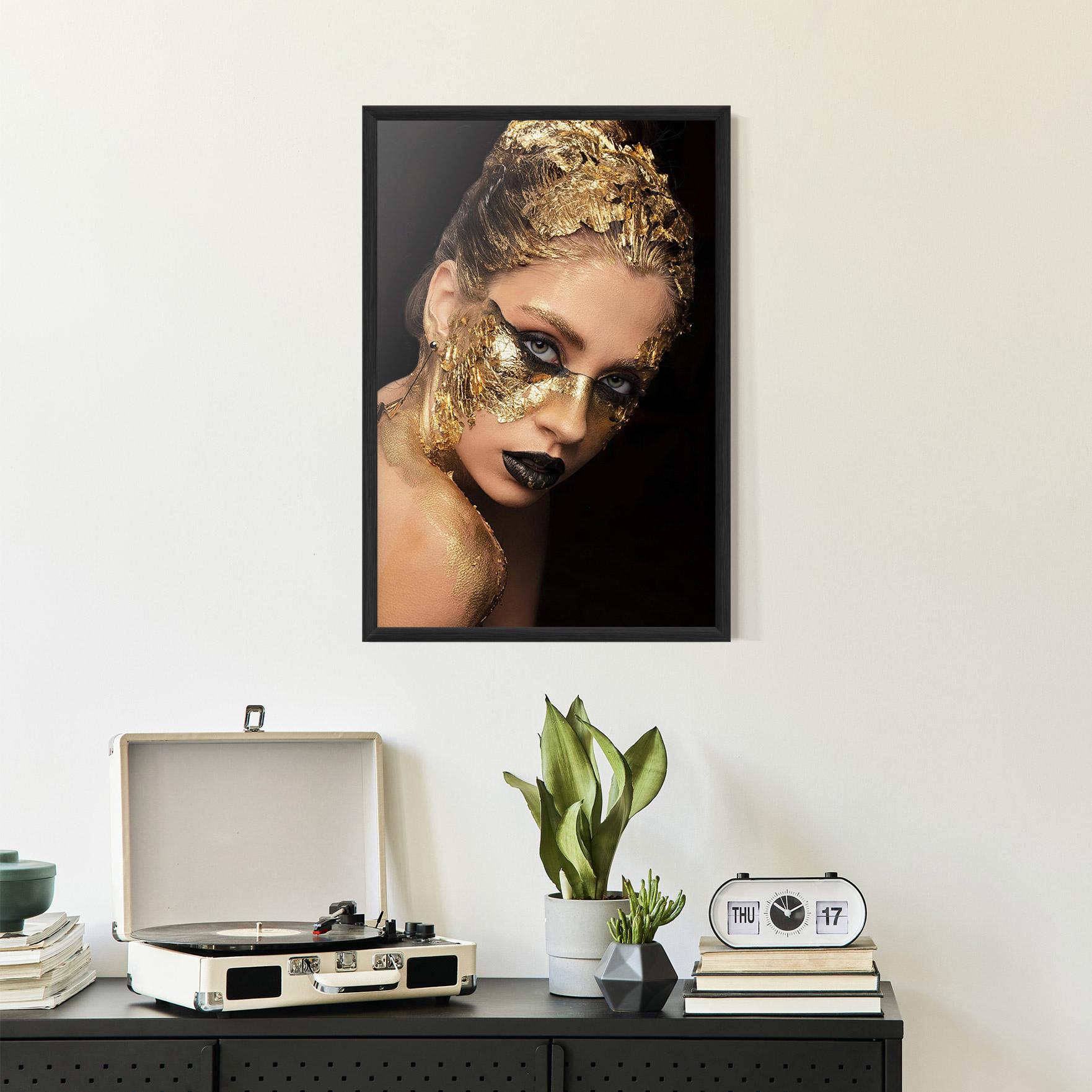 Gerahmte Poster Golden Foil Face mockup 2