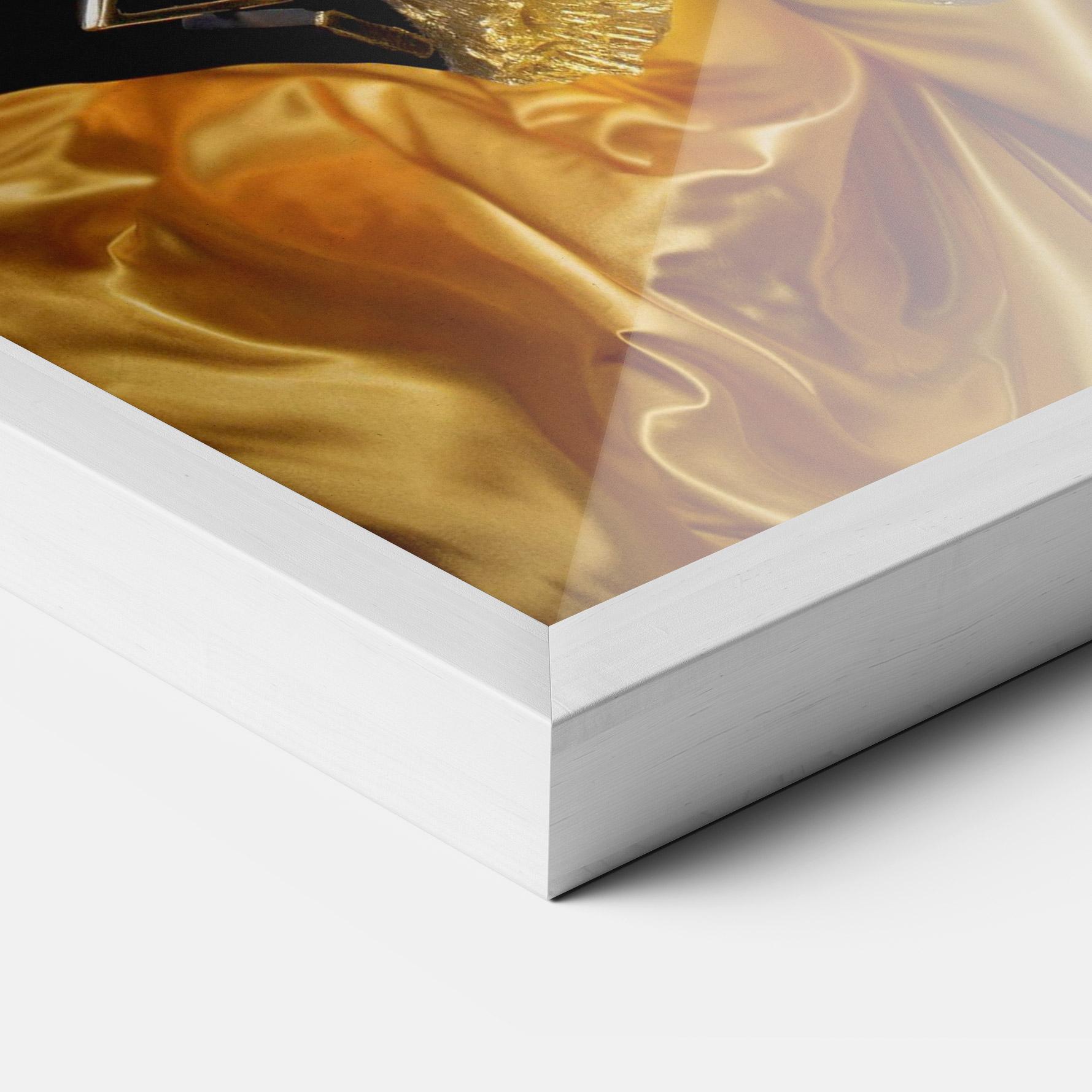 Gerahmte Poster Glamorous Gold Outfit mockup 3