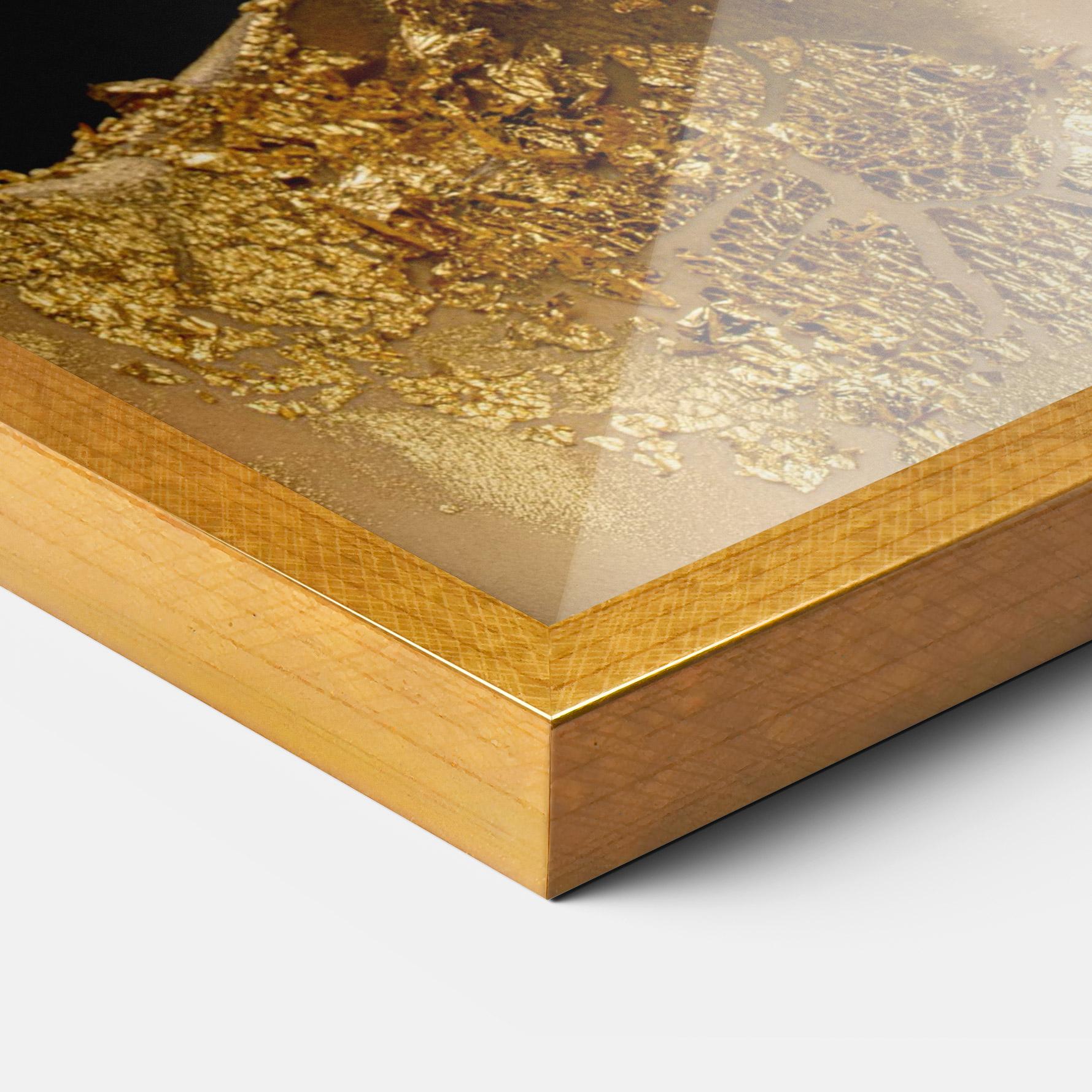 Gerahmte Poster Festive Golden Makeup mockup 3