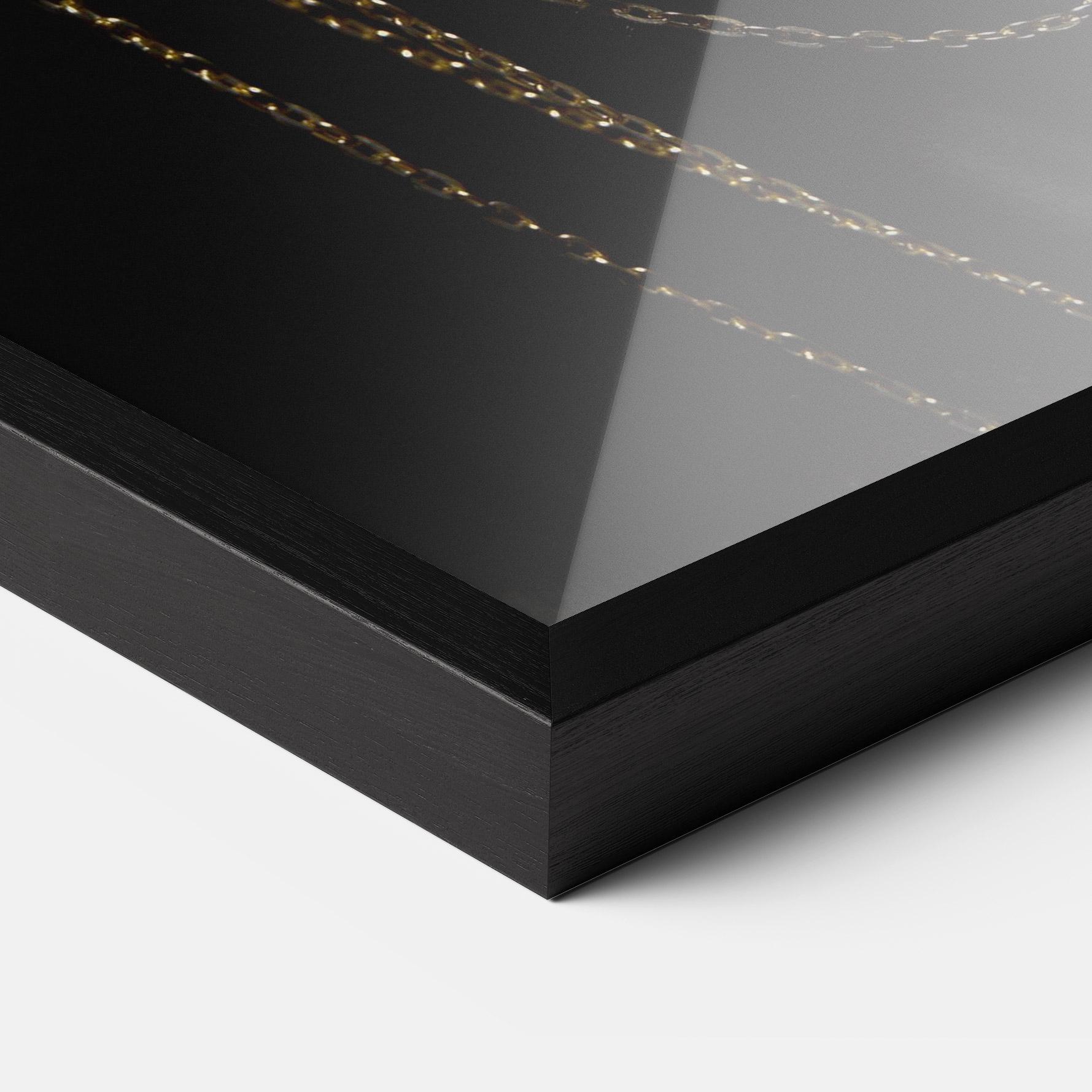 Gerahmte Poster Chain Gold Eyelids mockup 3