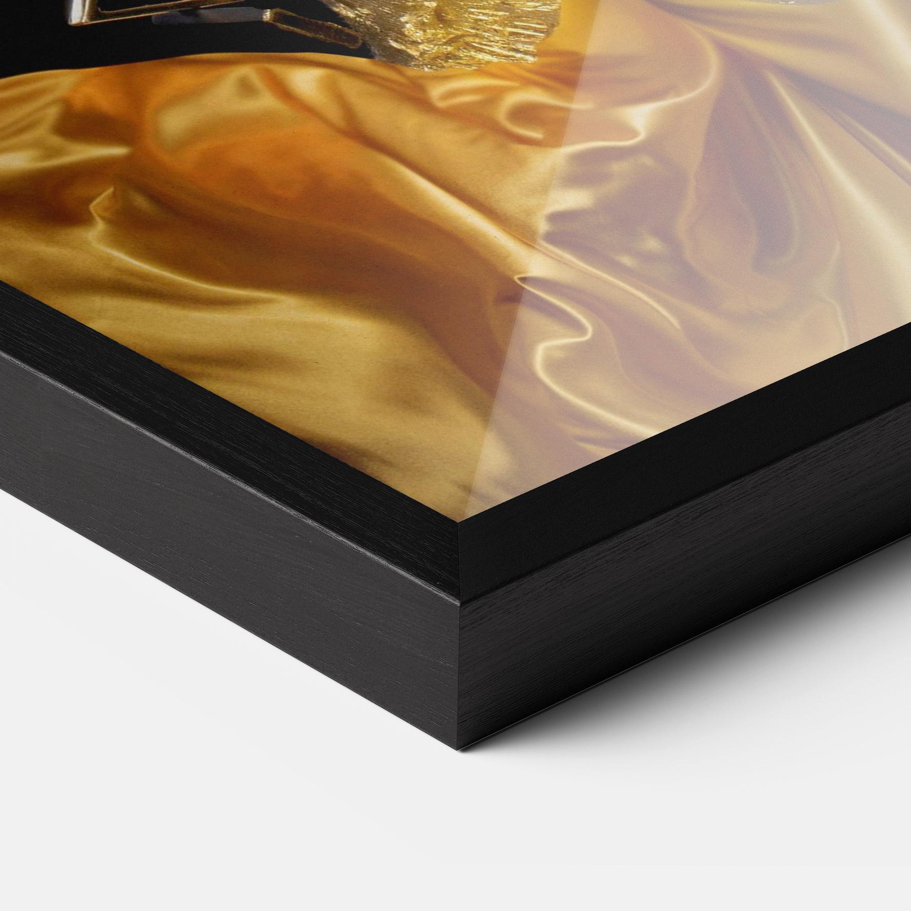 Gerahmte Poster Glamorous Gold Outfit mockup 3