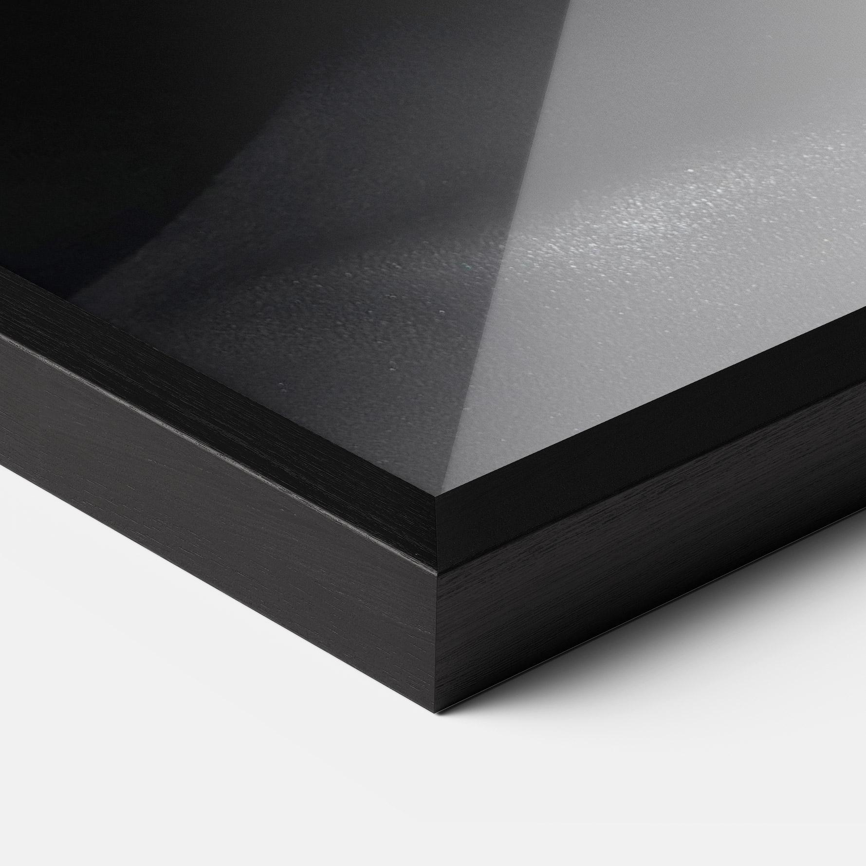 Gerahmte Poster Gold Makeup Chain mockup 3