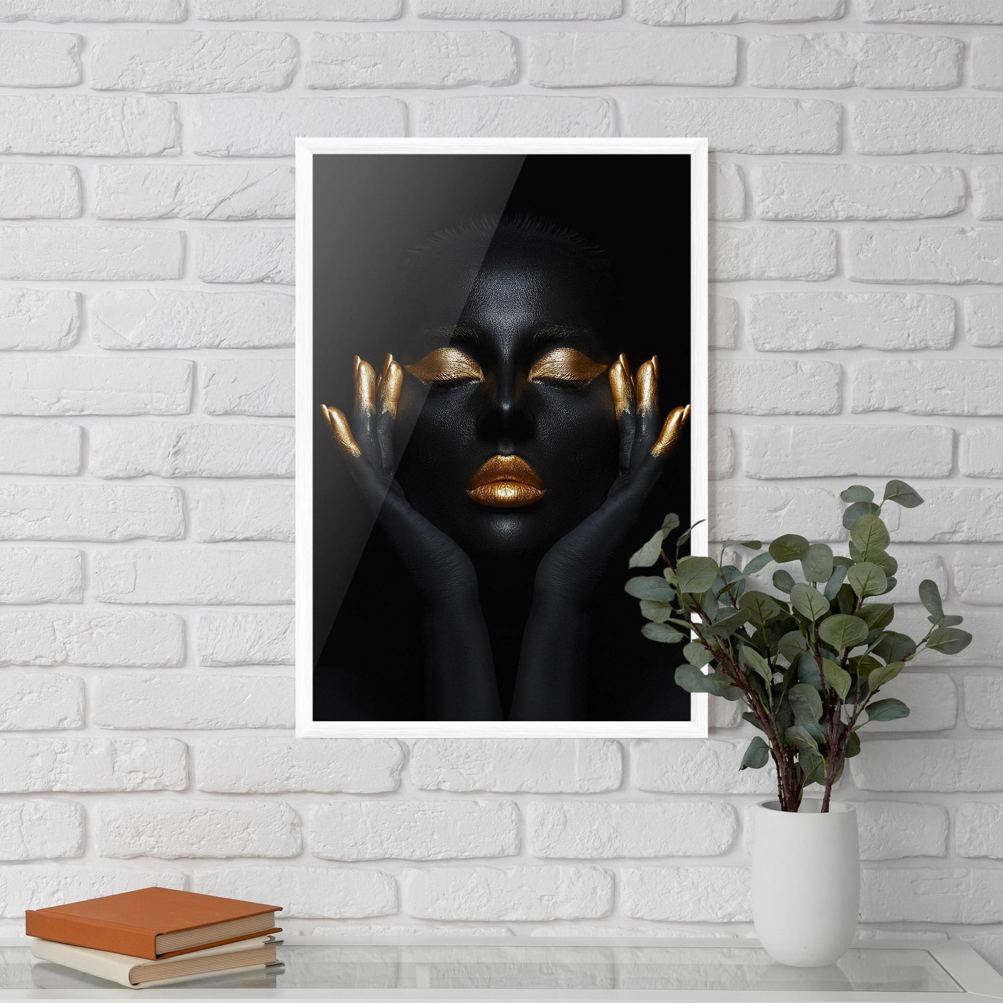 Gerahmte Poster Fingertips Gold Makeup mockup 5