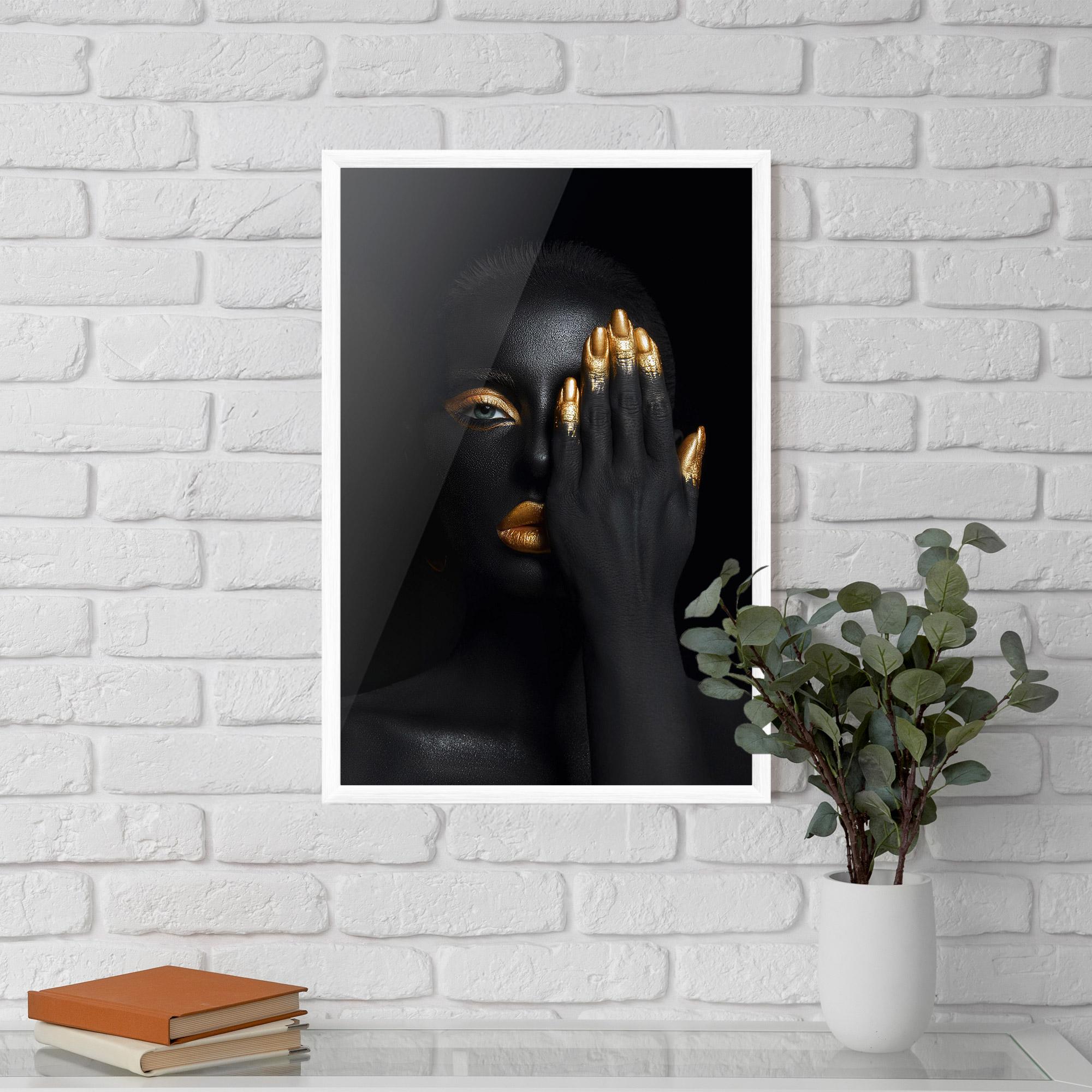 Gerahmte Poster Gold Makeup Chain mockup 5