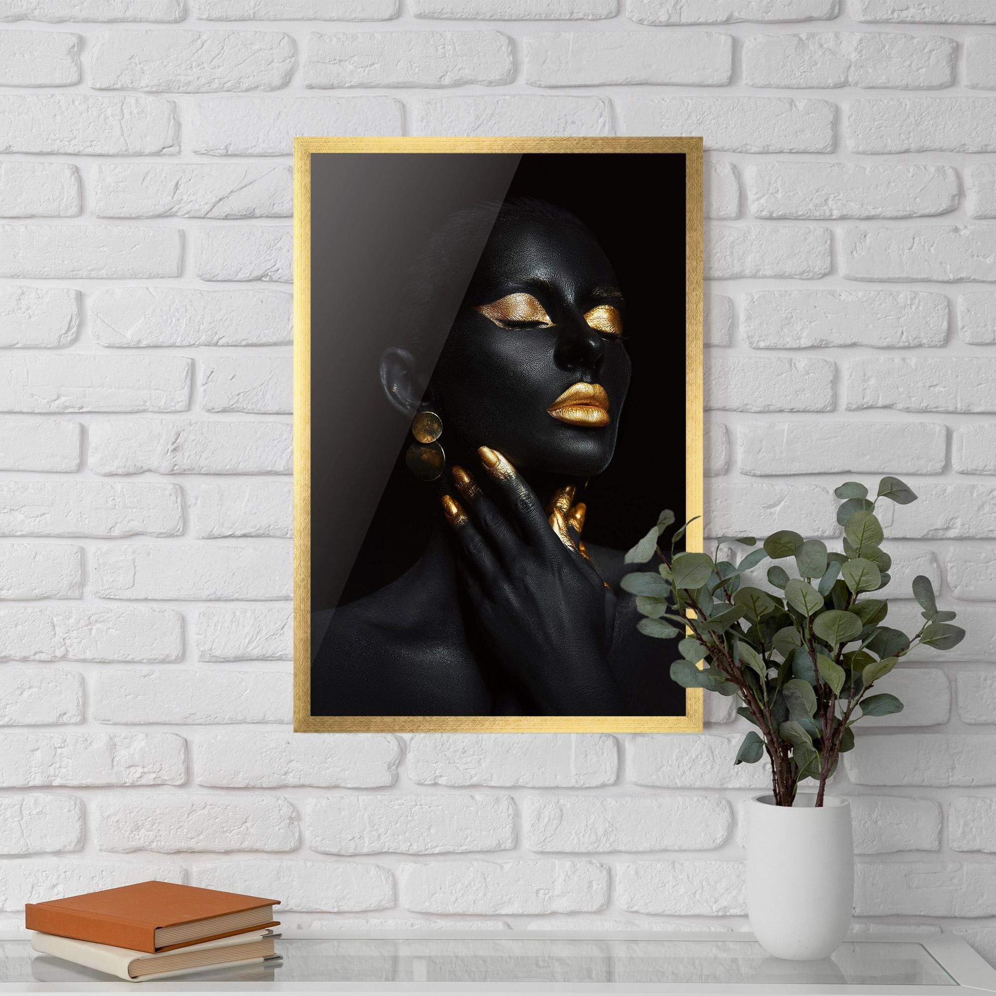 Gerahmte Poster Eyelids Gold Makeup mockup 5