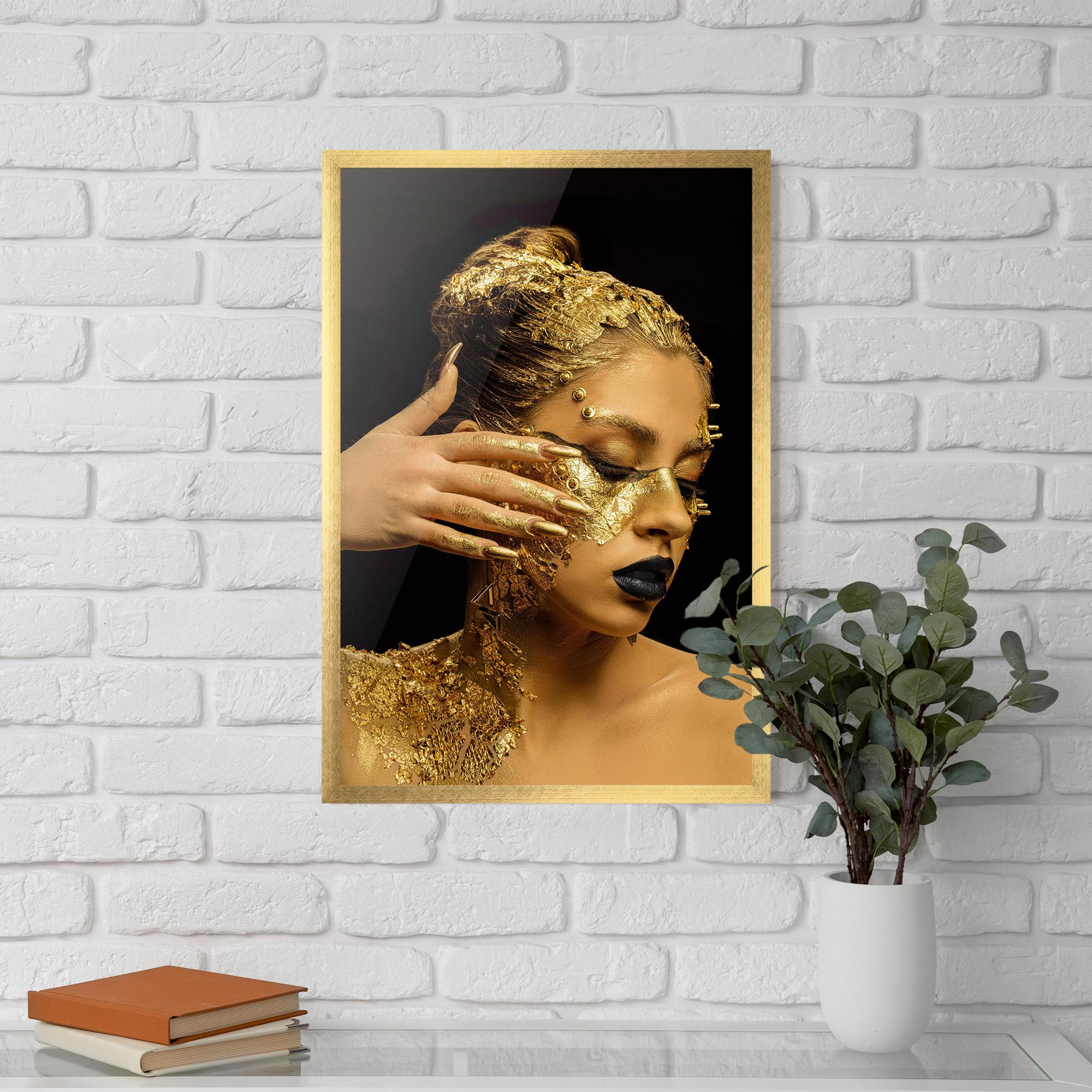 Gerahmte Poster Festive Golden Makeup mockup 5